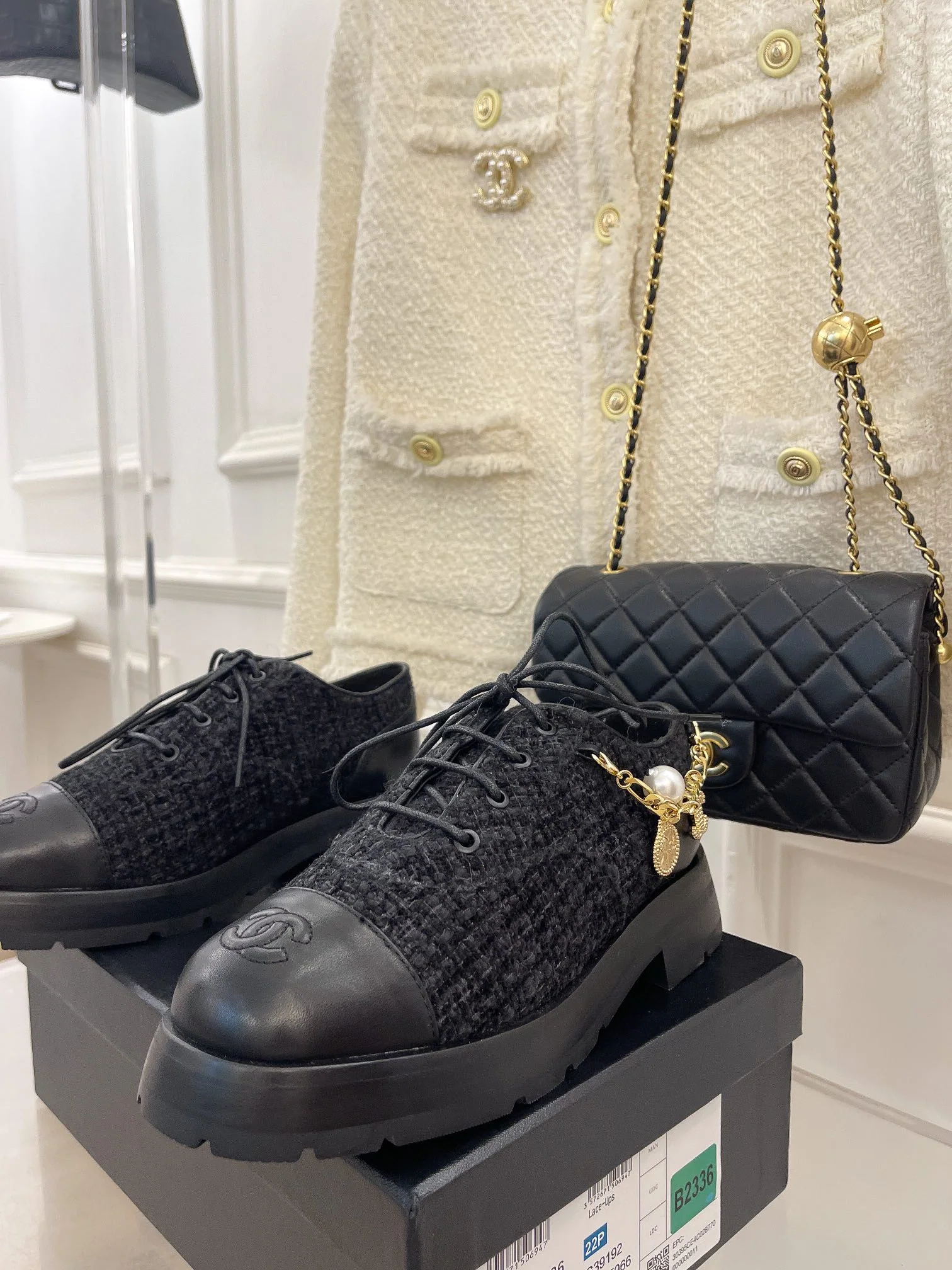 Новинка сезона осень/зима 2023 от Chanel - Лоферы с цепочкой - Черные