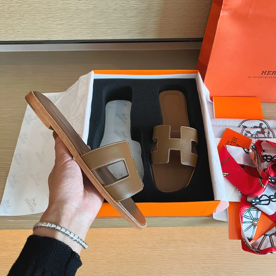 Классические домашние тапочки Hermes H - Верх из однотонной кожи - Подошва, полностью закрывающая тапочки - Коричневый