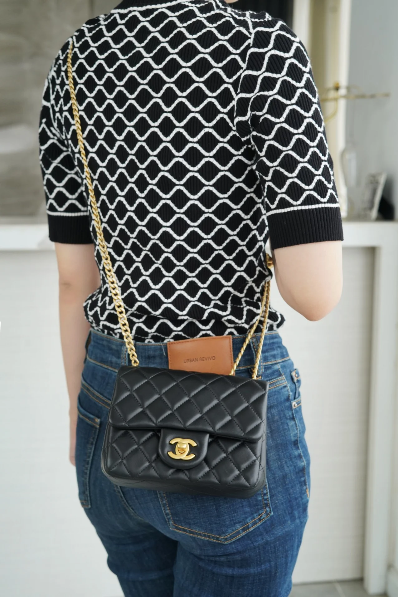 Пряжка Chanel 23 в стиле ?Камелия? — черная.