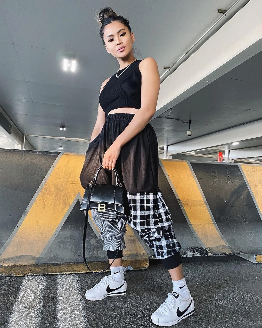 Сумка Balenciaga Hourglass — черная, из гладкой кожи, с золотой пряжкой — изображение опубликовано в сети.