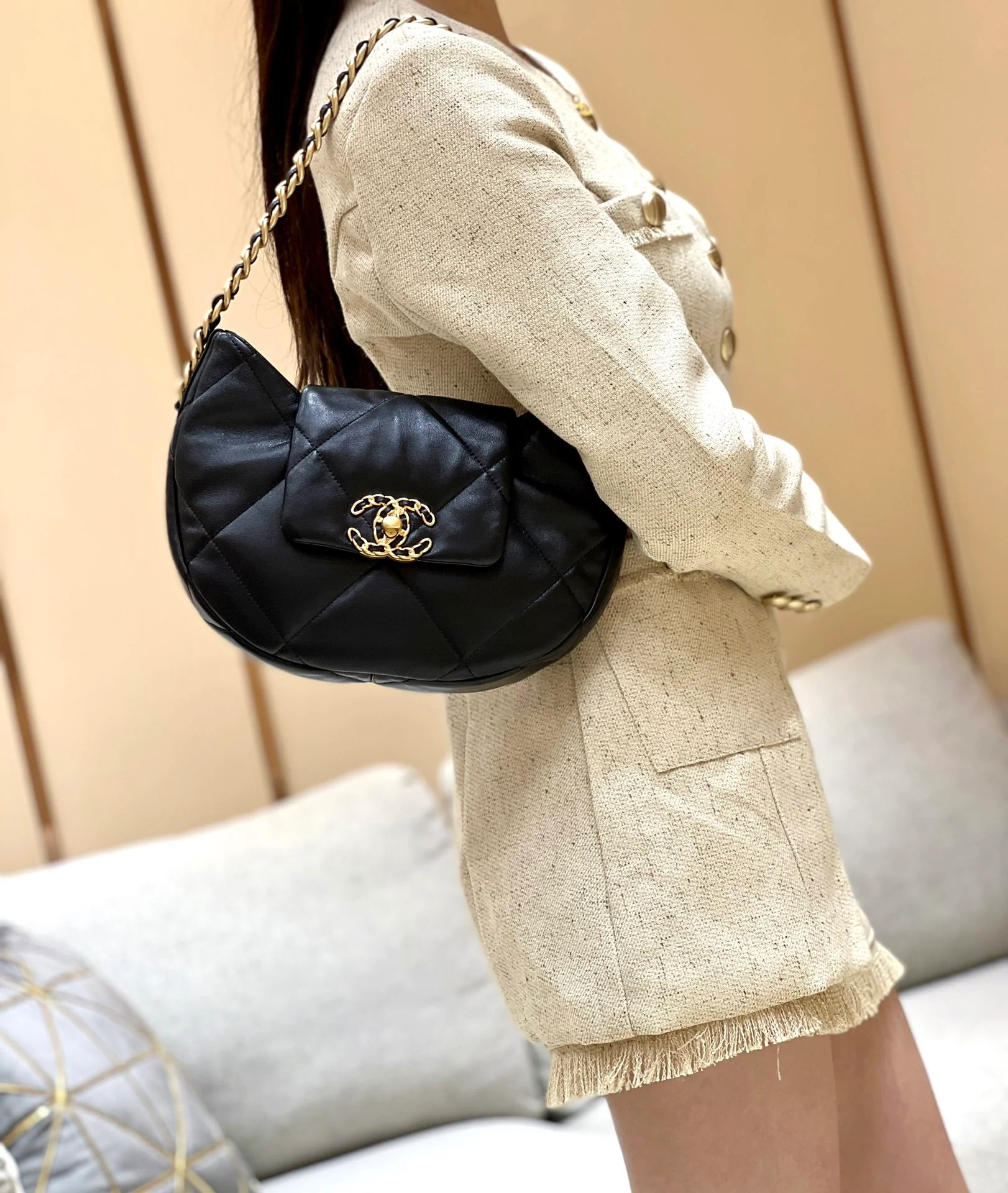 Новая коллекция Chanel ?Ранняя весна? — 24c — 19bag — сумка-хобо под мышкой — черная.