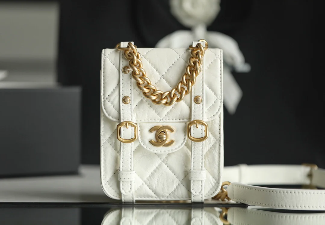 Коллекция Chanel осень/зима - Вертикальная сумка с клапаном - Сумка-мессенджер - 1