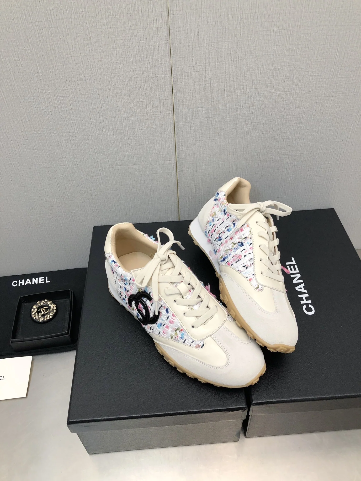 Новинка 2023 года от Chanel - Повседневные кроссовки - Белые