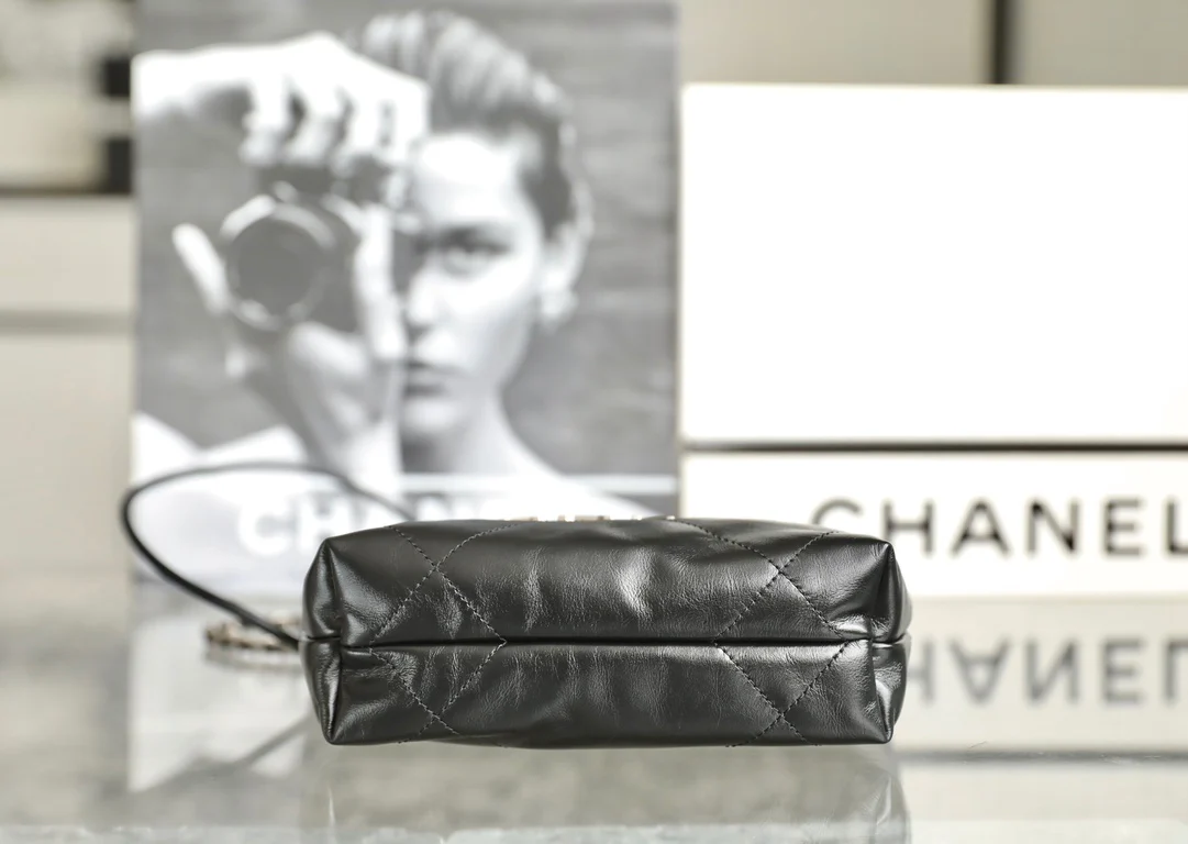 Новинка сезона весна/лето 2023 от Chanel - сумка 22 - мини - черно-серебристая