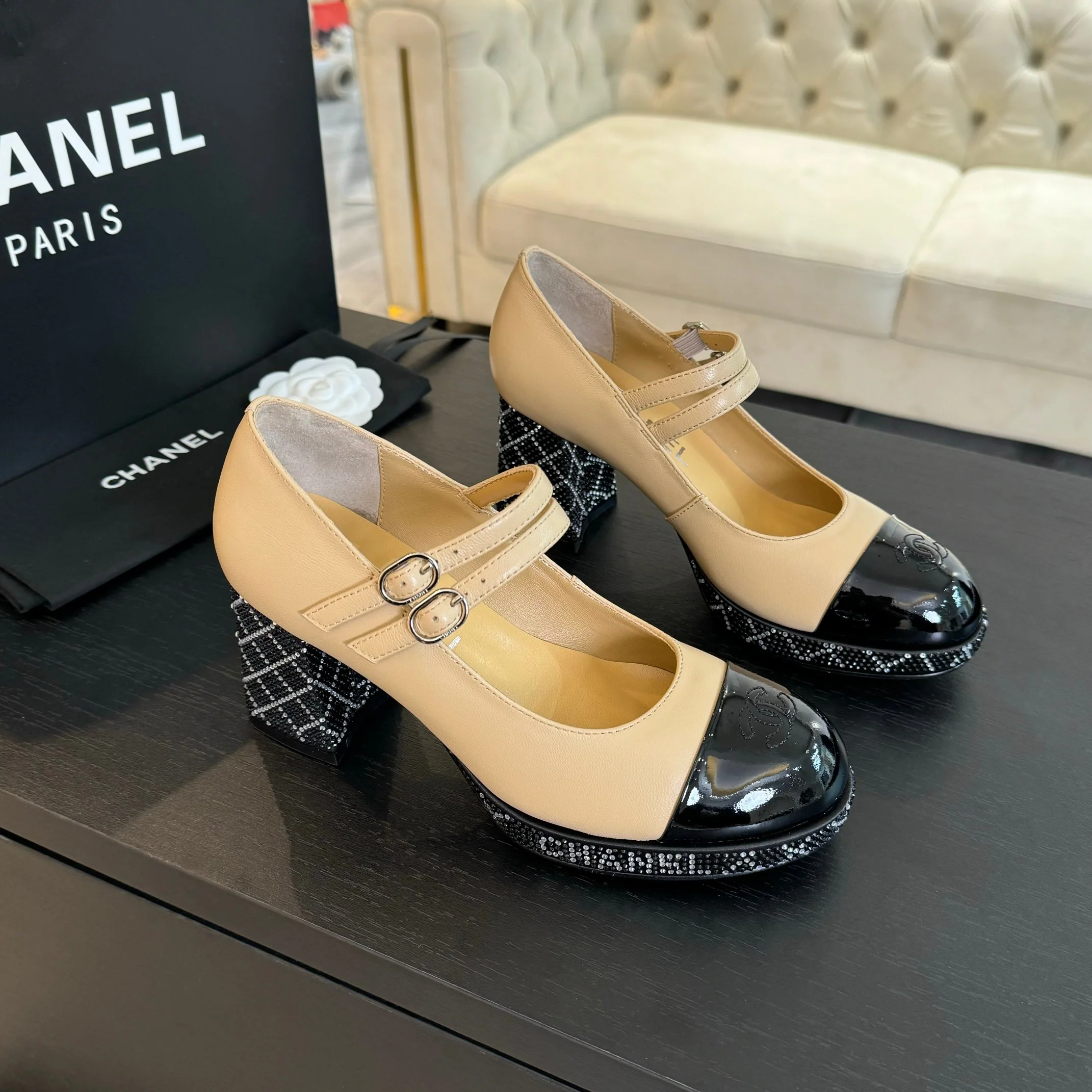 Босоножки на высоком каблуке Chanel 2024 года — цвет ?Молочный чай?.