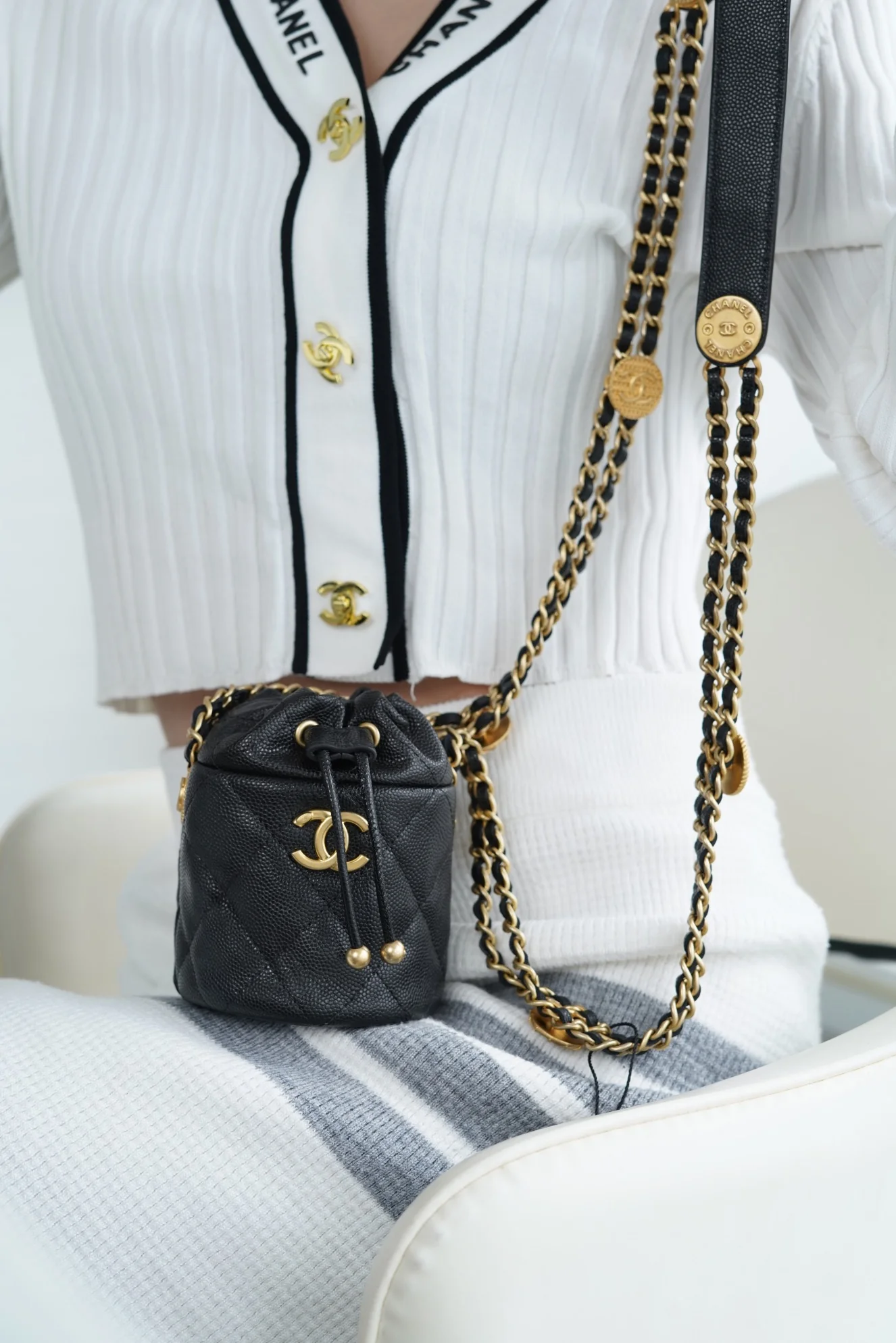 Новинка сезона осень/зима 2022 от Chanel - сумка-ведро для монет.