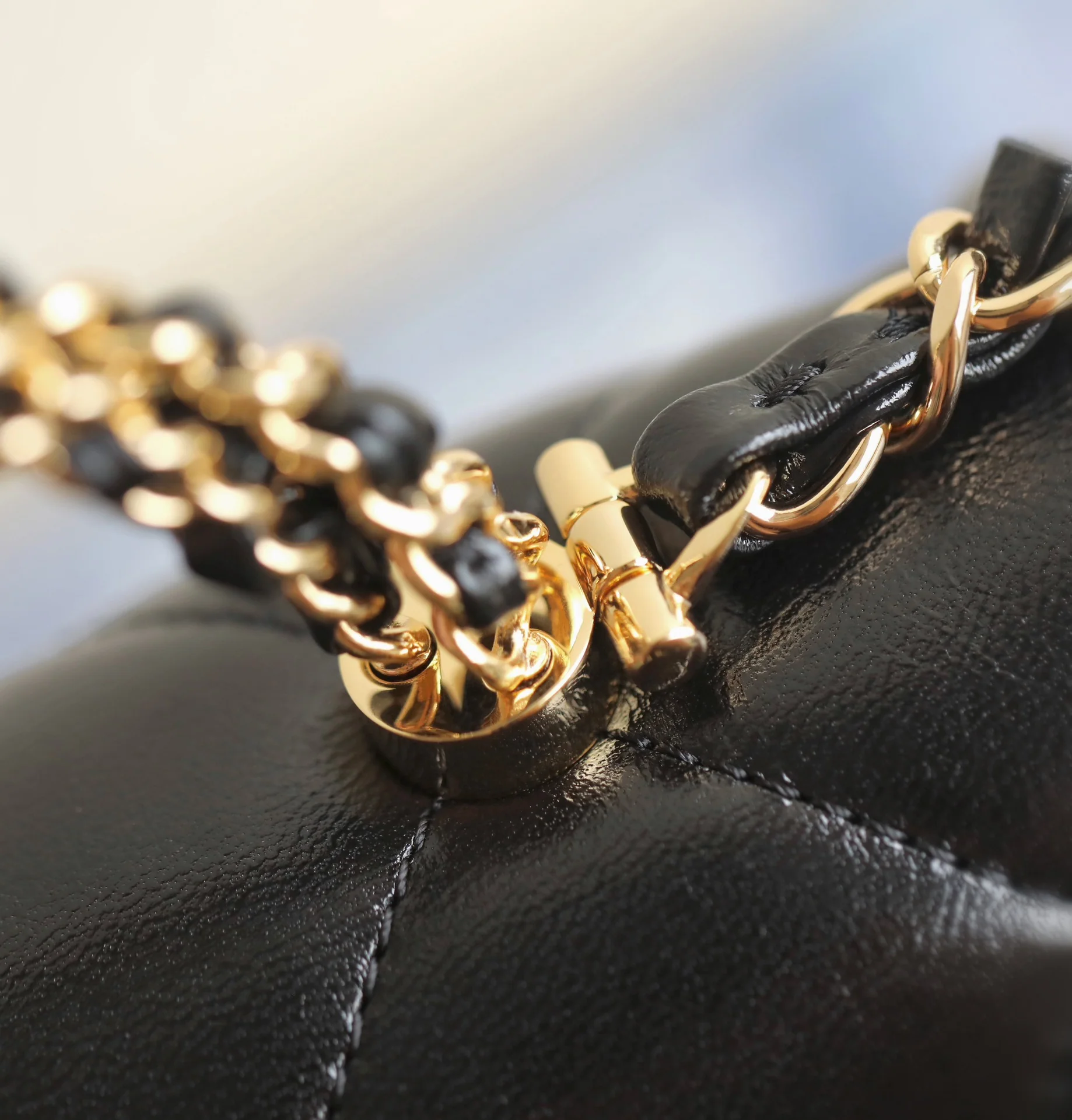 Маленькая черная сумка Chanel с клапаном и поворотной ручкой.