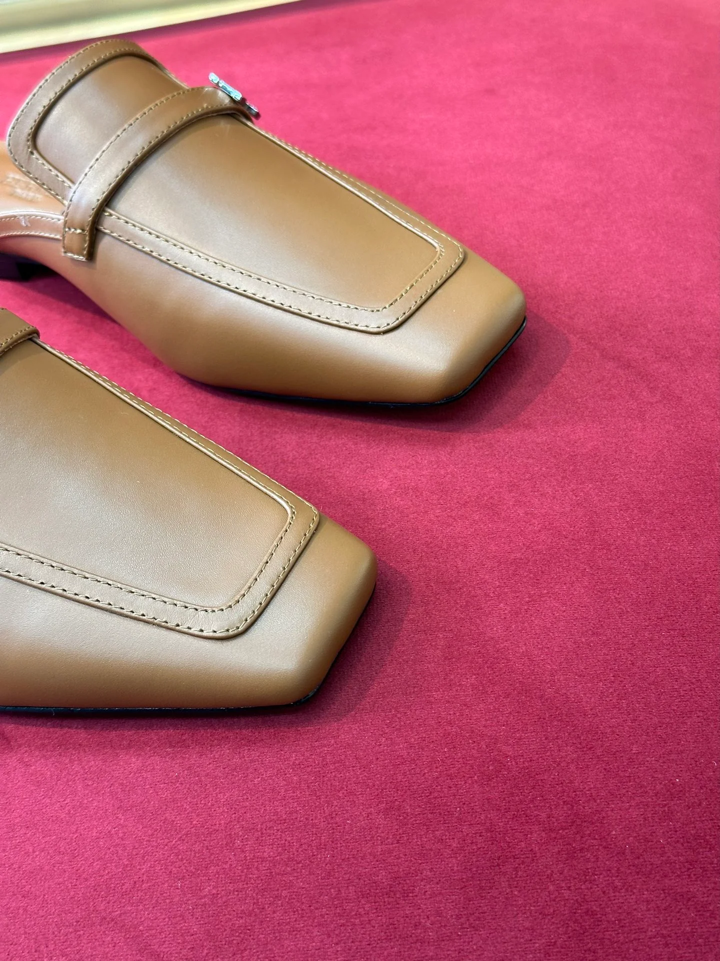 Новинка сезона весна/лето 2023 от Hermes - Кожаные тапочки с квадратным носком - Коричневые