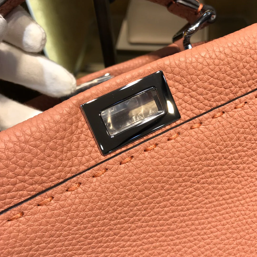 Розовая мини-сумка Fendi Peekaboo Selleria