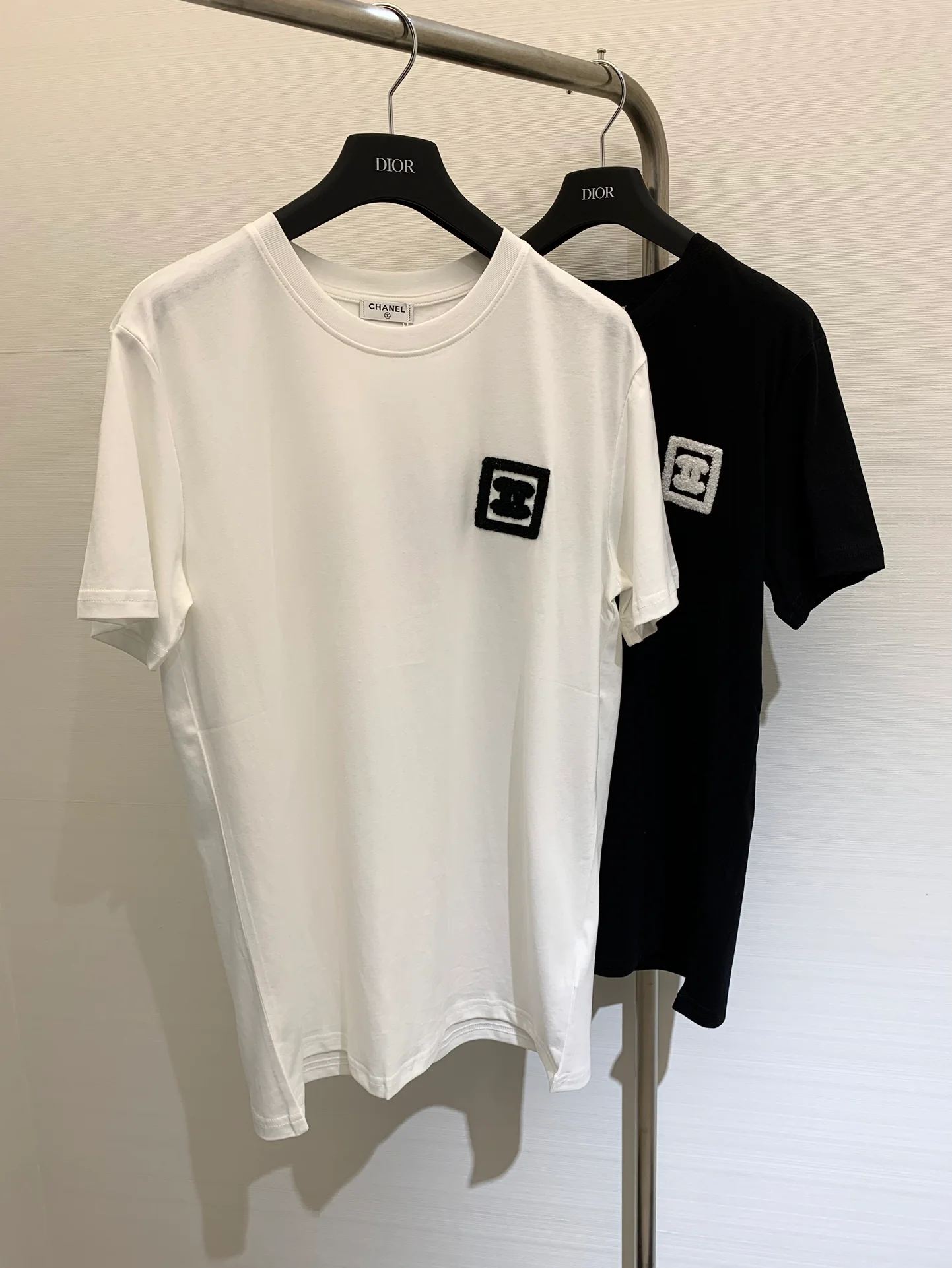 Футболка Chanel 2404 Весна/Лето в винтажном стиле, с вышивкой, квадратным вырезом, коротким рукавом, из махровой ткани — черная.