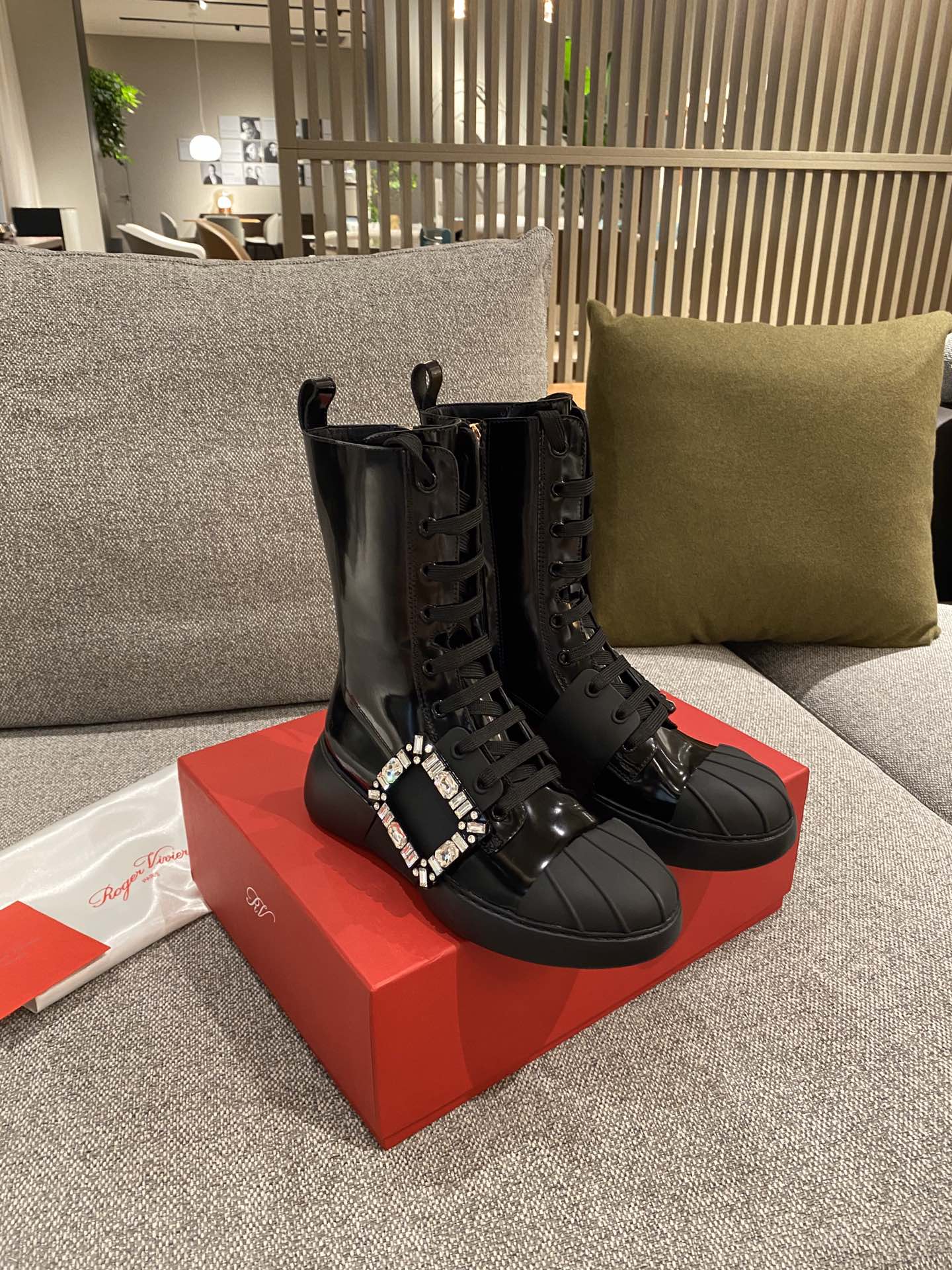 Ботинки прямого кроя с бриллиантовой пряжкой из осенне-зимней коллекции RV21