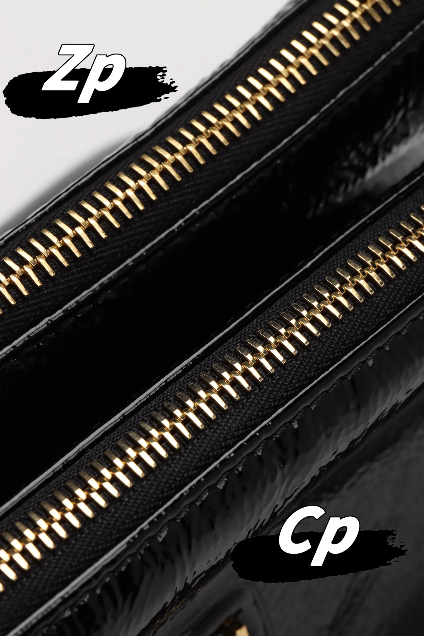 Сравнение косметичек/сумок для ланча из лакированной кожи Miu Miu