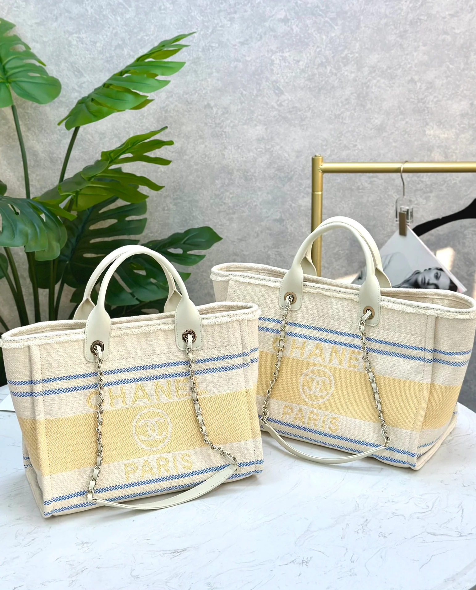 Пляжная сумка Chanel 25c, косметичка, ярко-желтая.