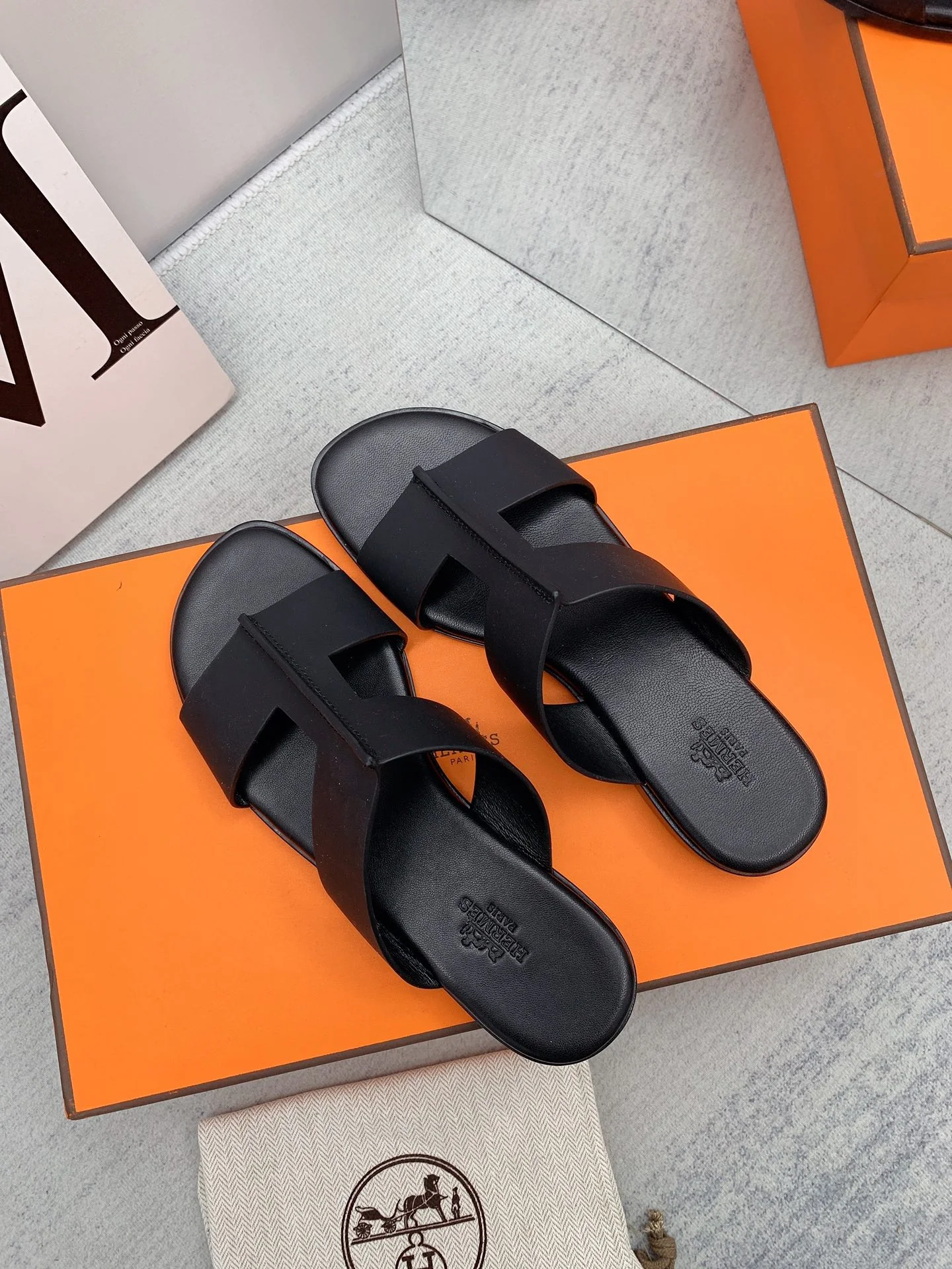 Новинка сезона осень/зима 2022 от Hermes - сандалии на плоской подошве