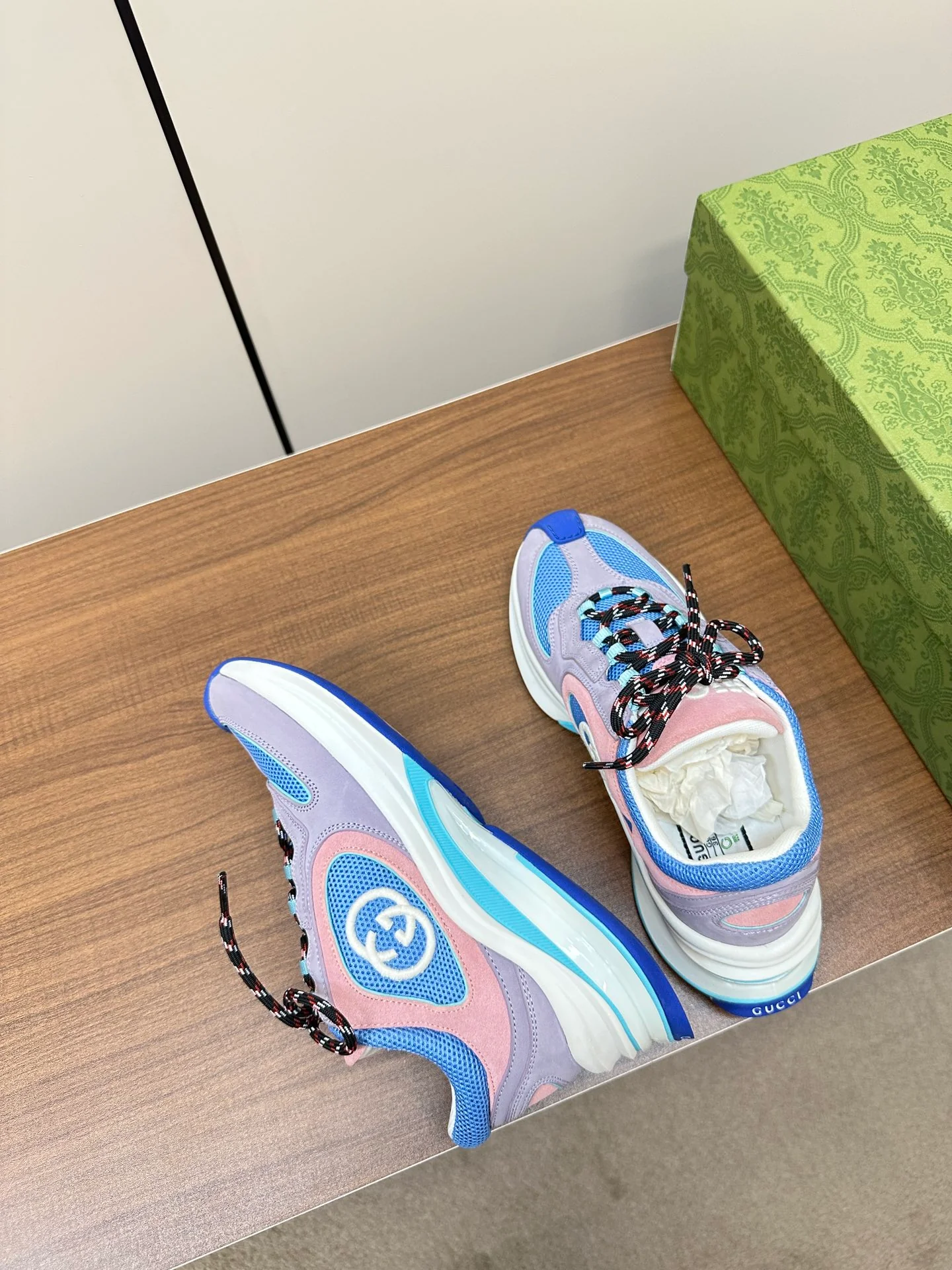 Новинка осенне-зимней коллекции Gucci 2023 — Однотонные вязаные кроссовки — Унисекс — Сине-розовые