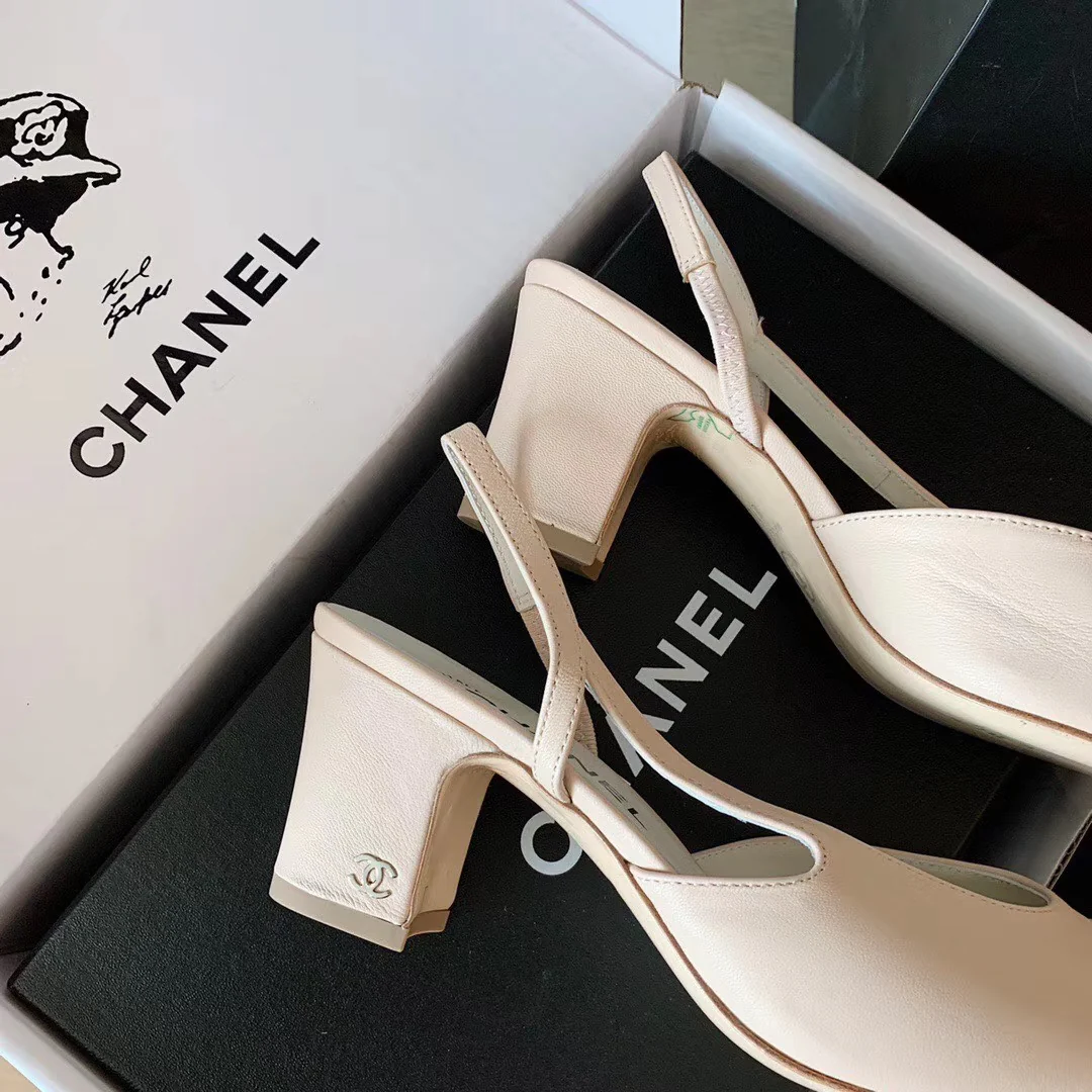 Классические сандалии Chanel на массивном каблуке - желтые