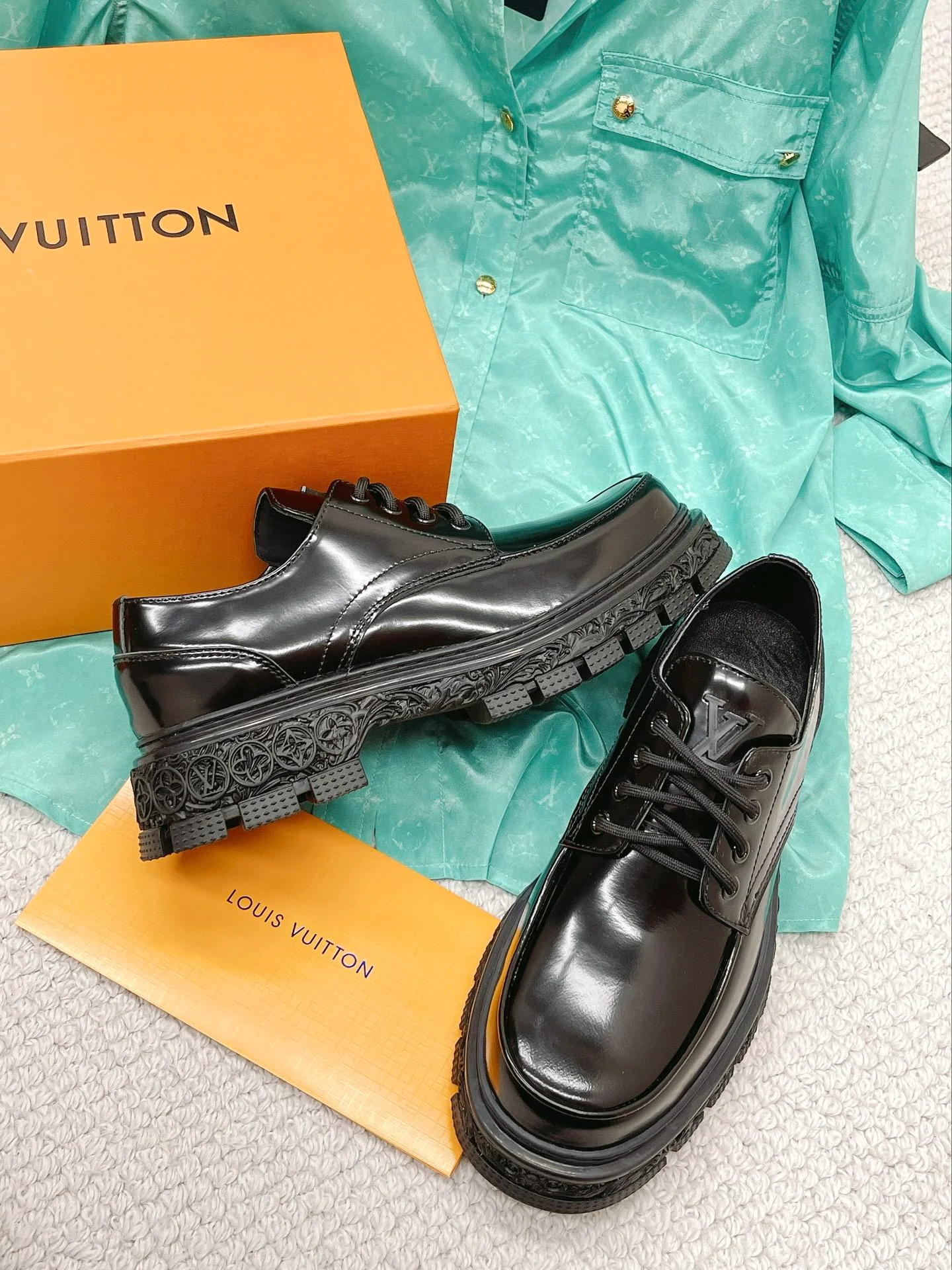 Новинка сезона осень/зима 2022 — мужские кожаные туфли с открытым большим пальцем стопы.