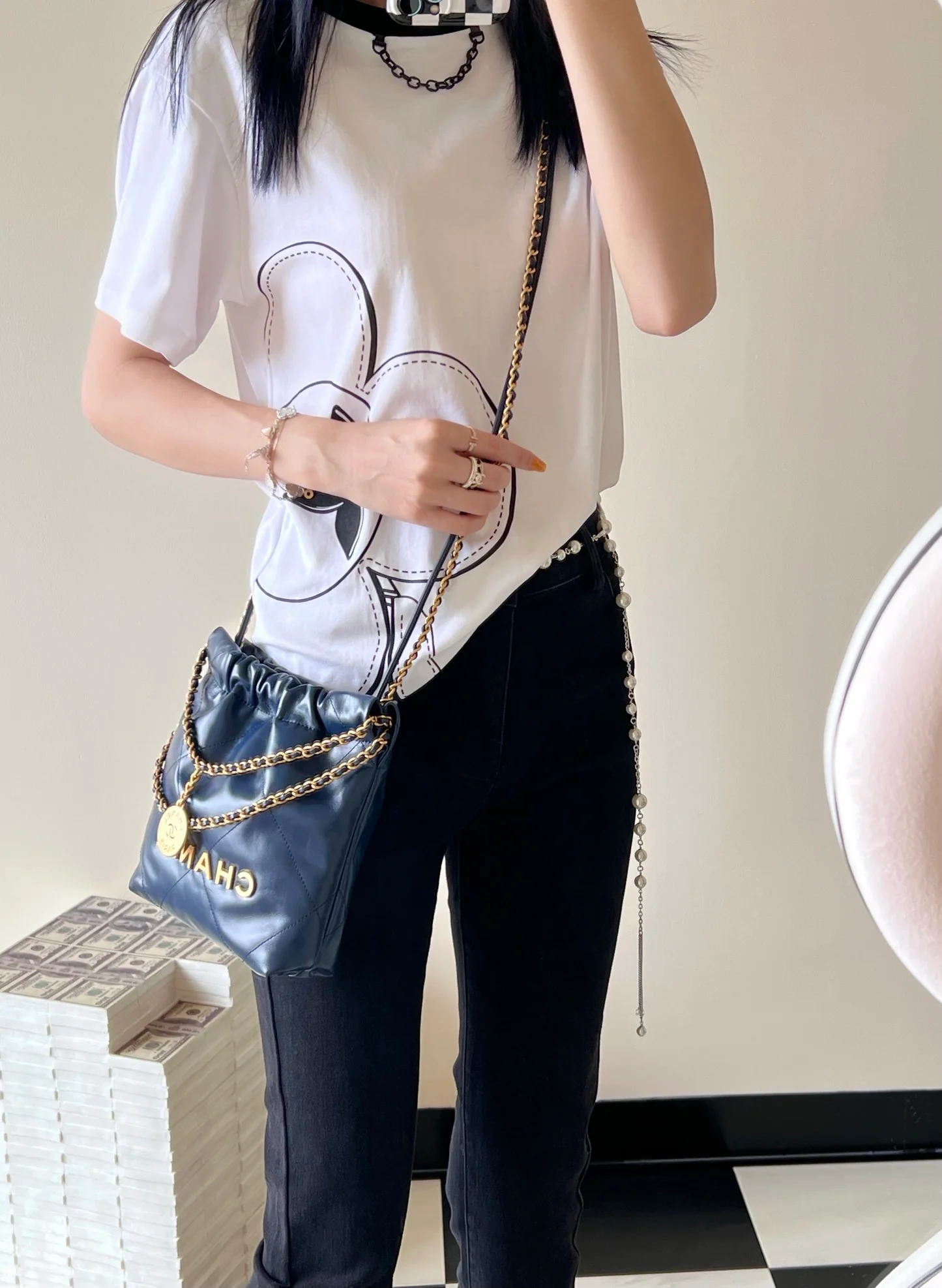 Новая коллекция Chanel Весна/Лето 2023 - Сумка 22 - Мини - Темно-синий - Фотографии в действии