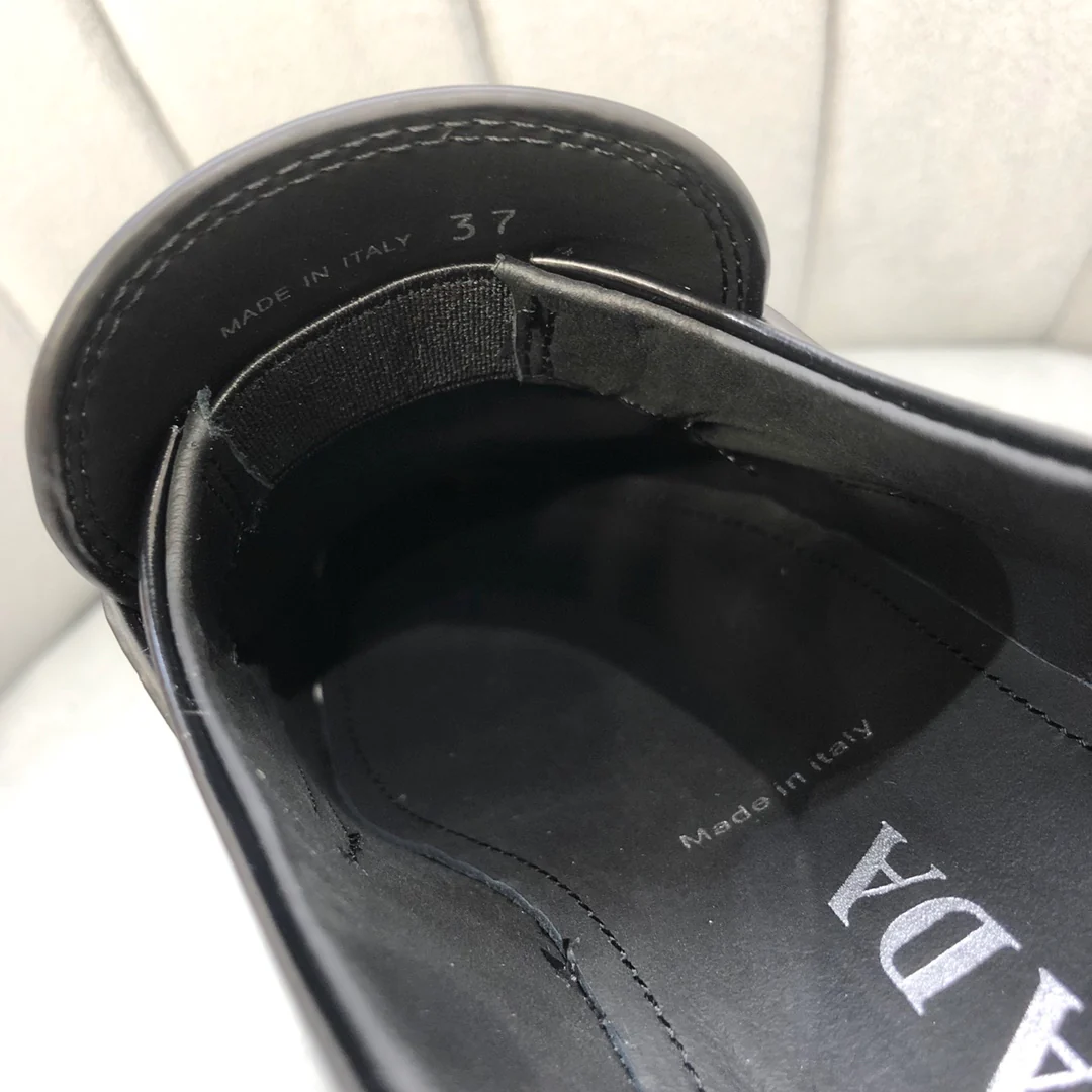 Туфли Prada - черный монолит - лоферы с острым носком