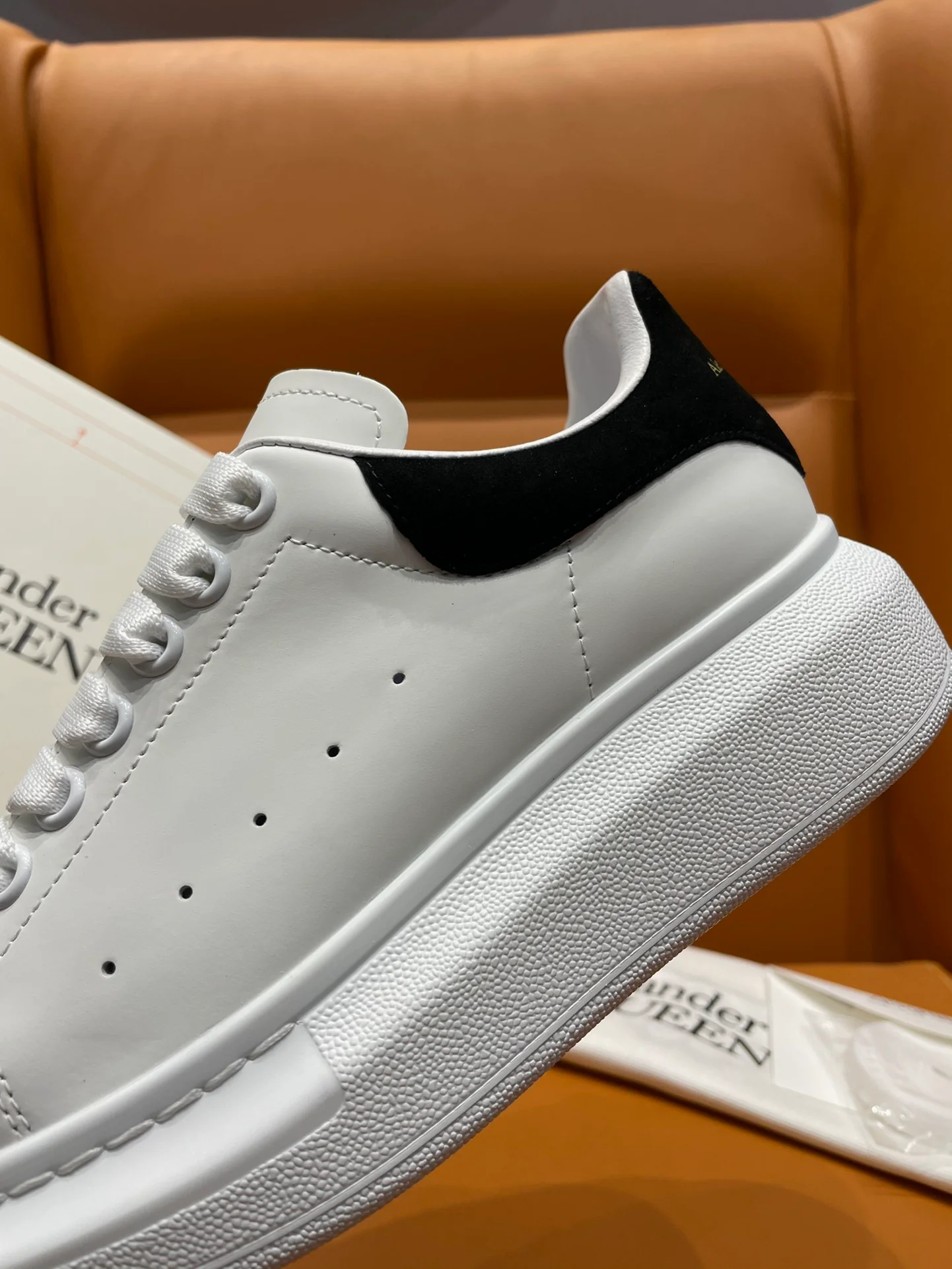 Классические белые кроссовки McQueen - Black Tail - 1