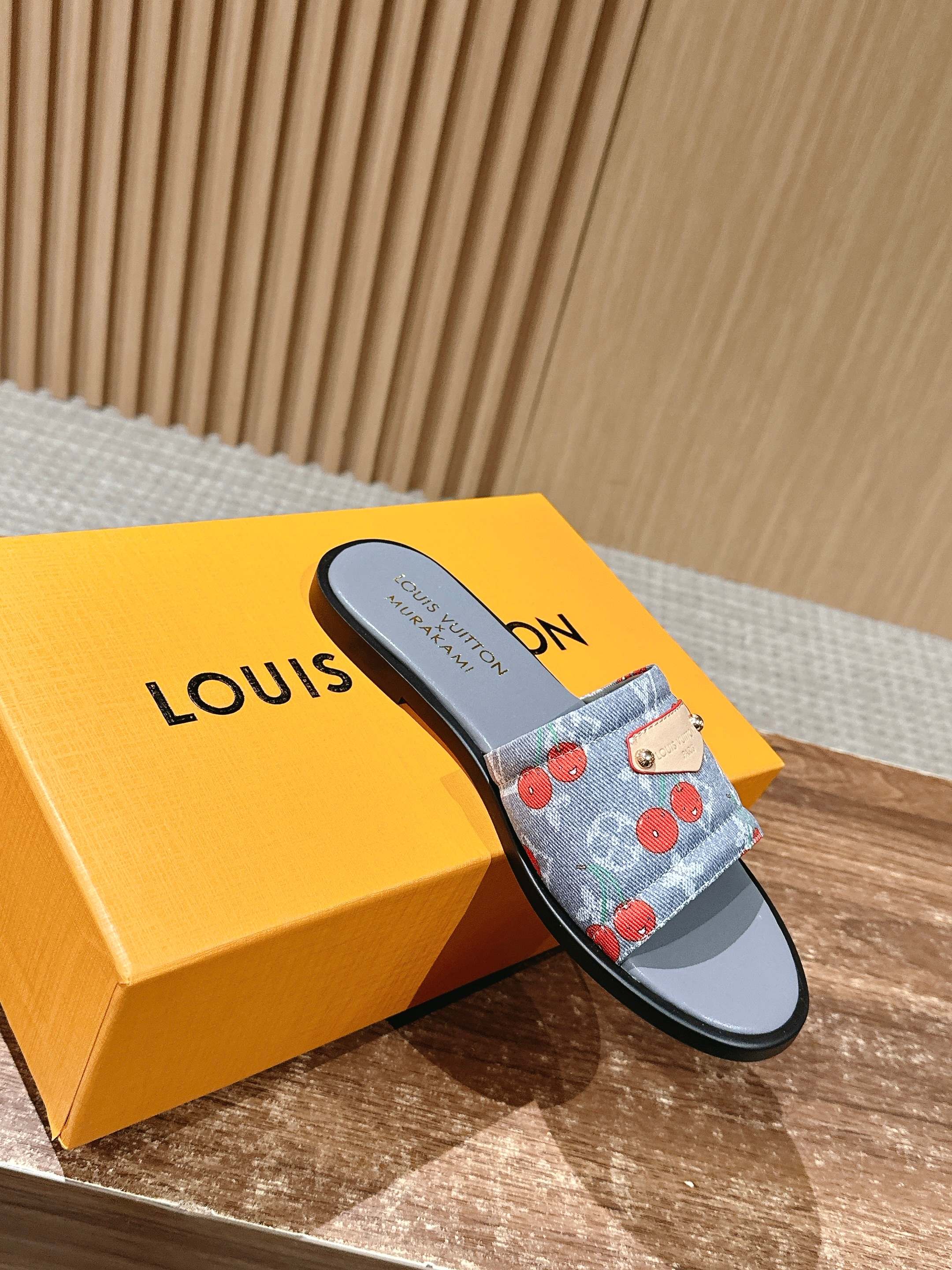 LV - Сандалии на плоской подошве из ретро-серии Такаши Мураками - Серые