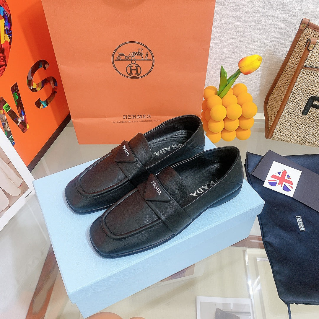 Обувь Prada - удобные лоферы Prada из мягкой кожи - черные