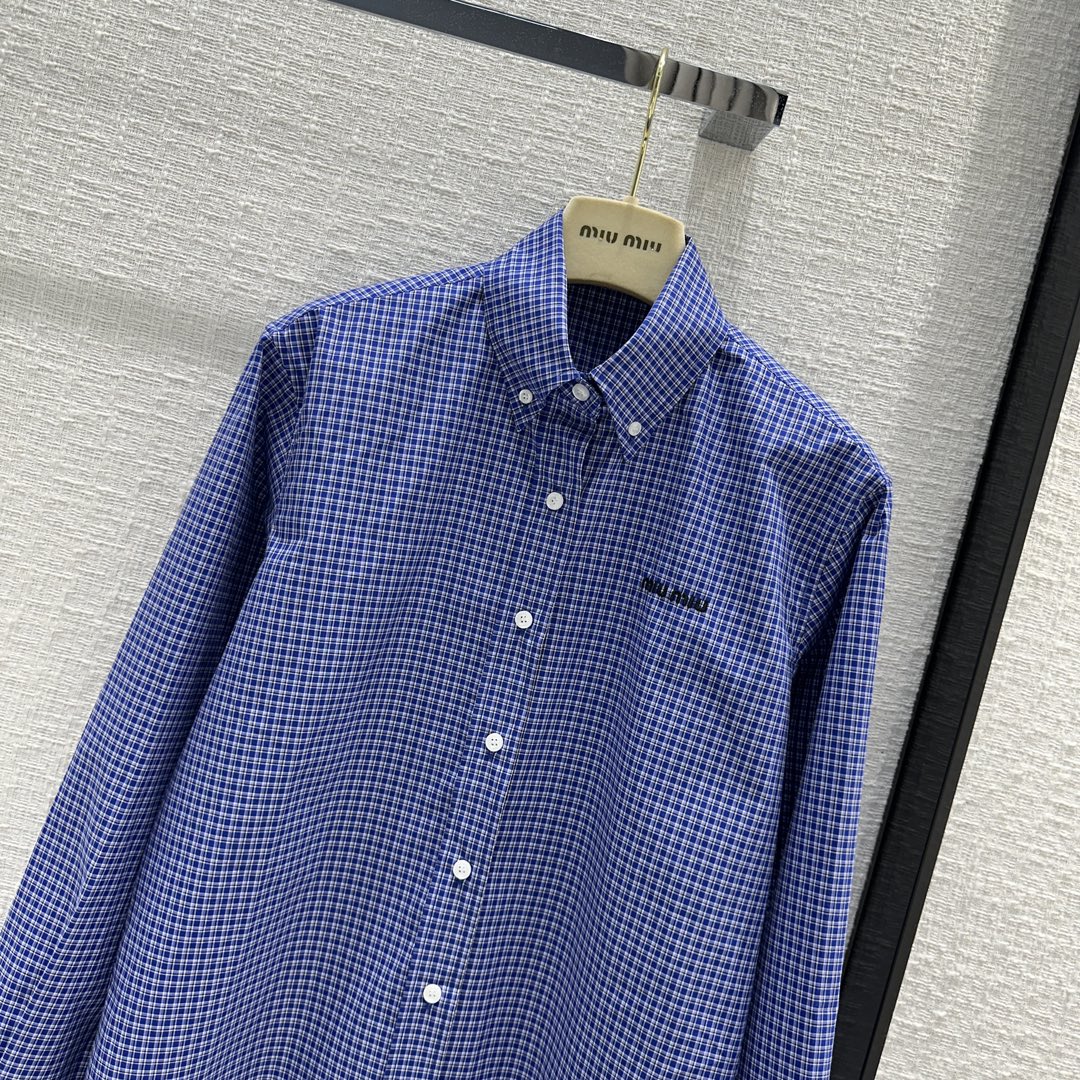 Новинки коллекции Miu Miu весна/лето 2024: самая модная клетчатая рубашка этого сезона.