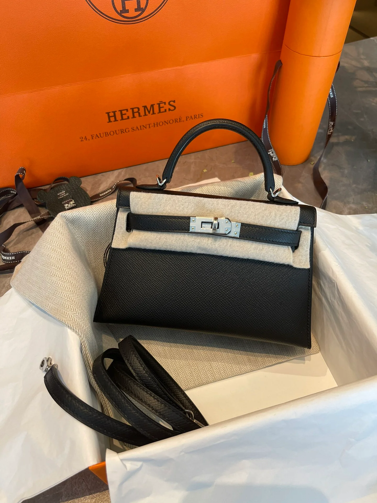 Мини-сумка Hermes Kelly 2-го поколения, цвет Epsom Black, с серебряной пряжкой.