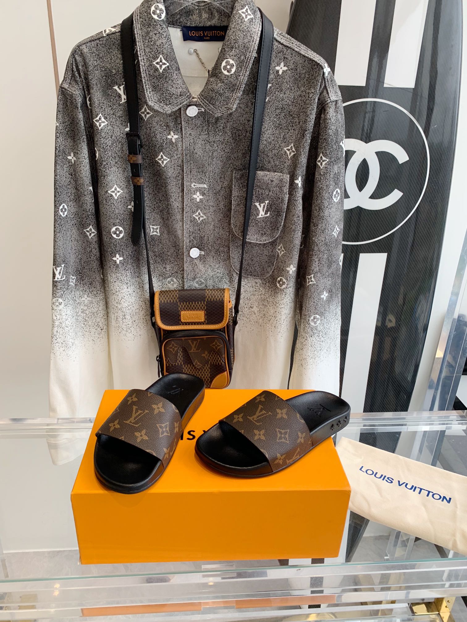 Тапочки с монограммой LV