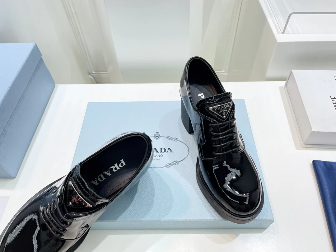 Новинка сезона весна/лето 2022 от Prada: туфли-афро на массивном каблуке со шнуровкой.