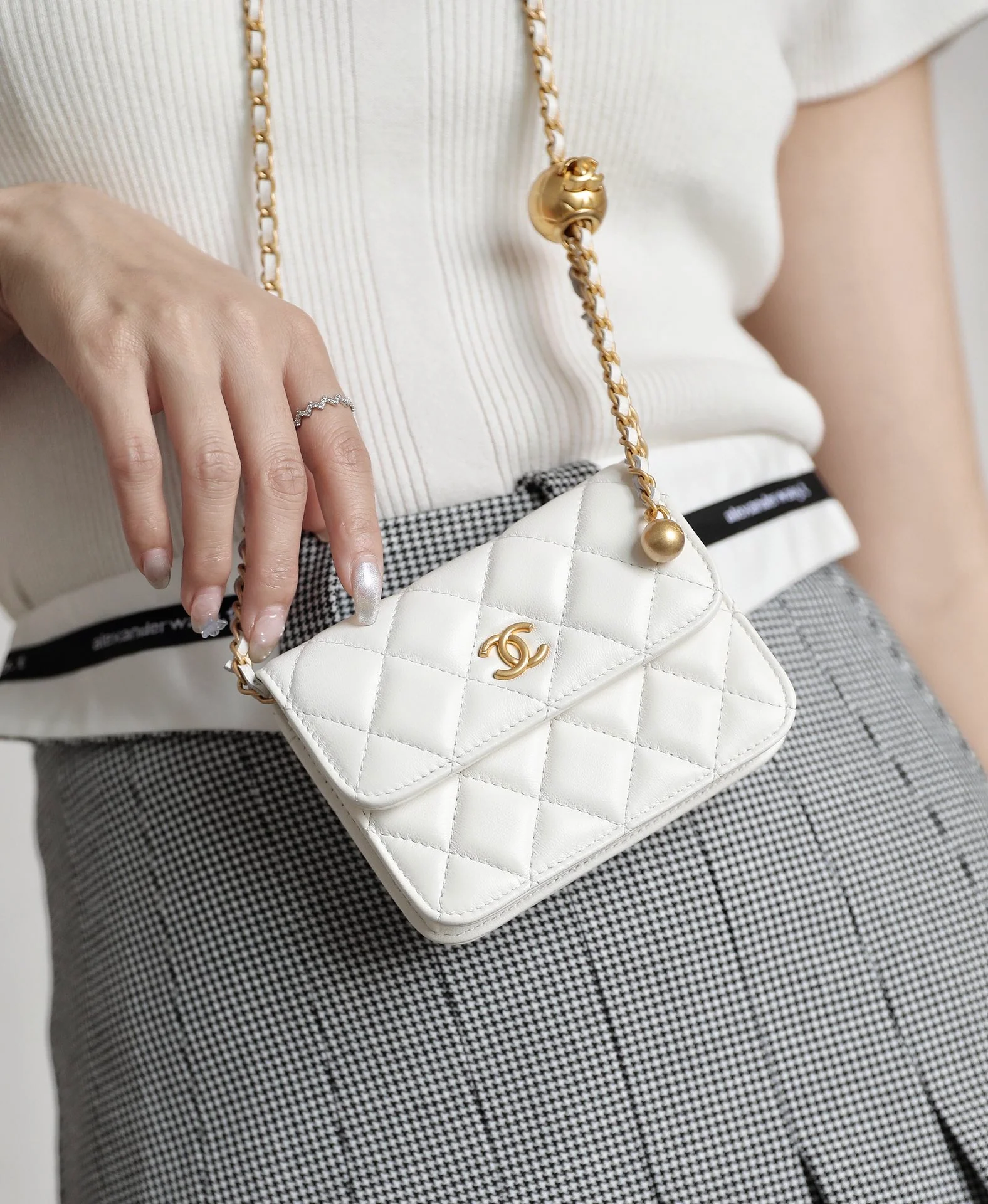 Сумка через плечо Chanel Little Gold Ball из коллекции Little Gold Ball - из овечьей кожи.