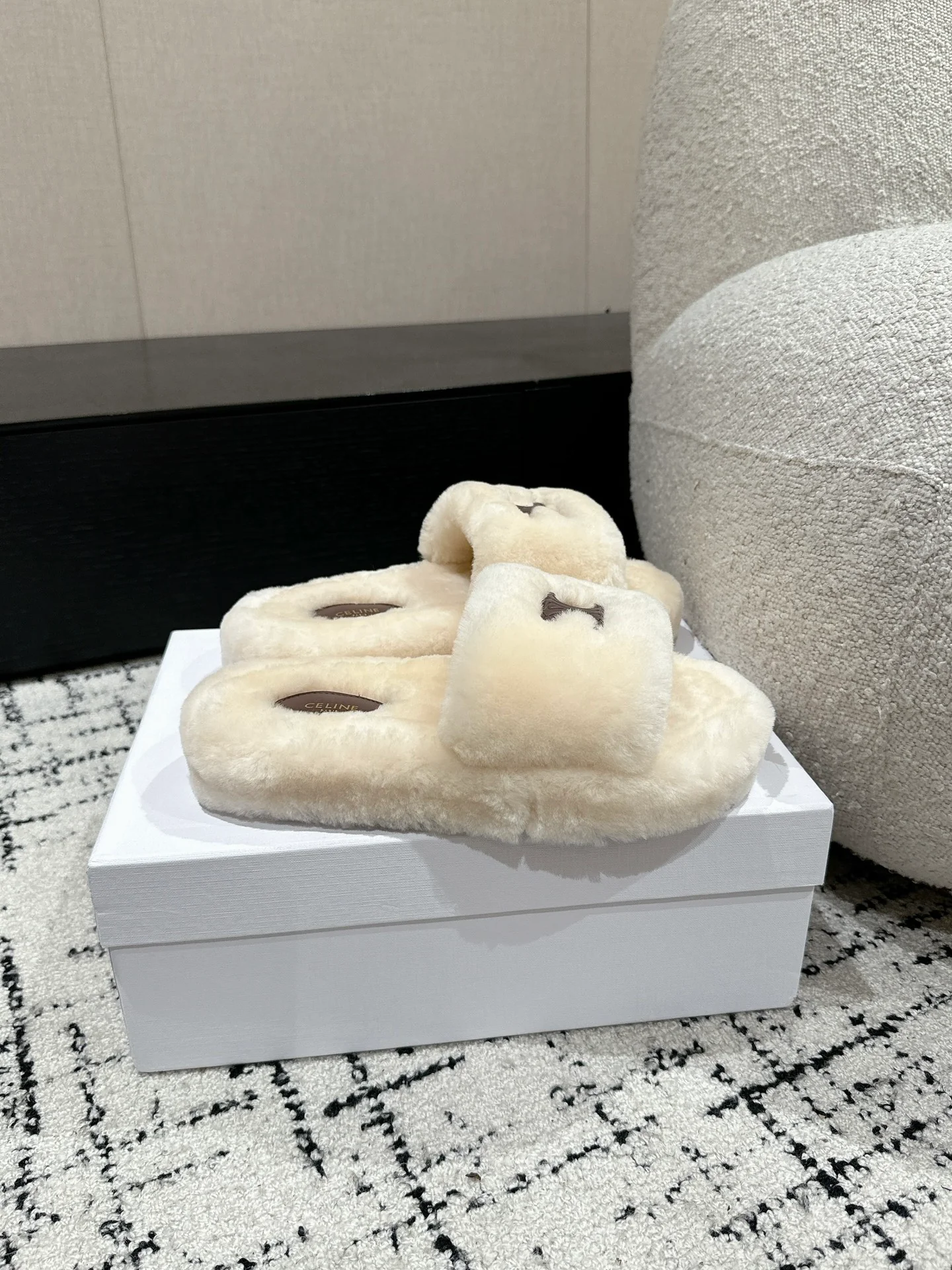 Celine 2024 - Белые меховые тапочки