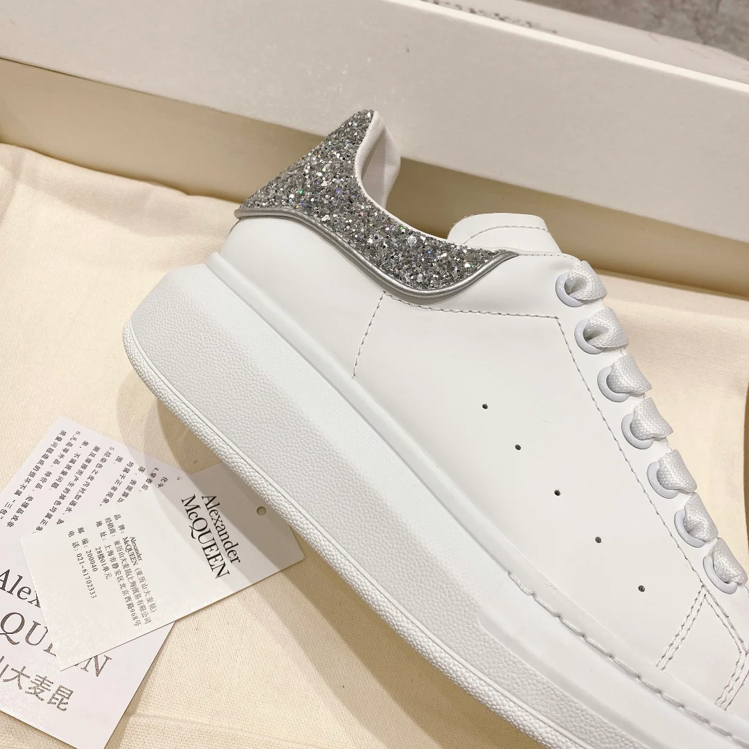 Классические белые кроссовки McQueen - ярко-розовый каблук - серые