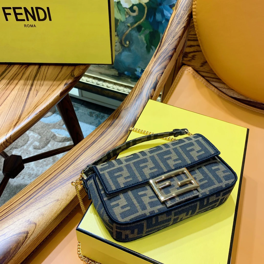 Fendi Baguette - Маленький коричневый бублик с монограммой