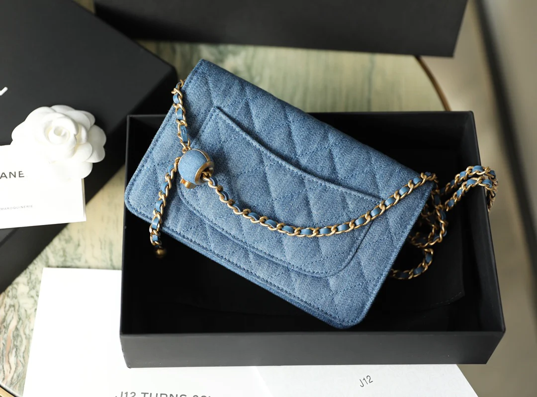 Новая весенняя коллекция джинсовой одежды Chanel - Chain Gold Ball - woc