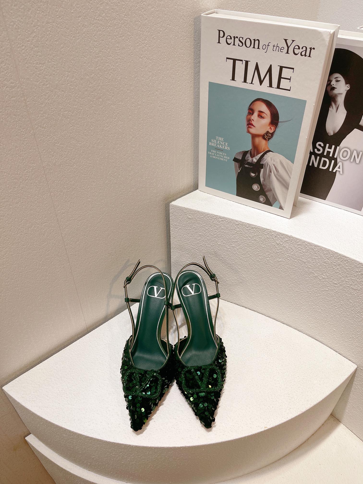 Новинка с официального сайта Valentino 2023 — Глянцевые босоножки на низком каблуке с острым носком — 8 см — Зеленые