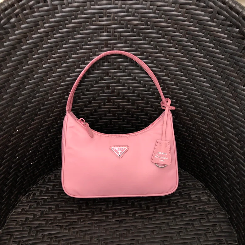 Нейлоновая сумка-хобо Prada, розовая.