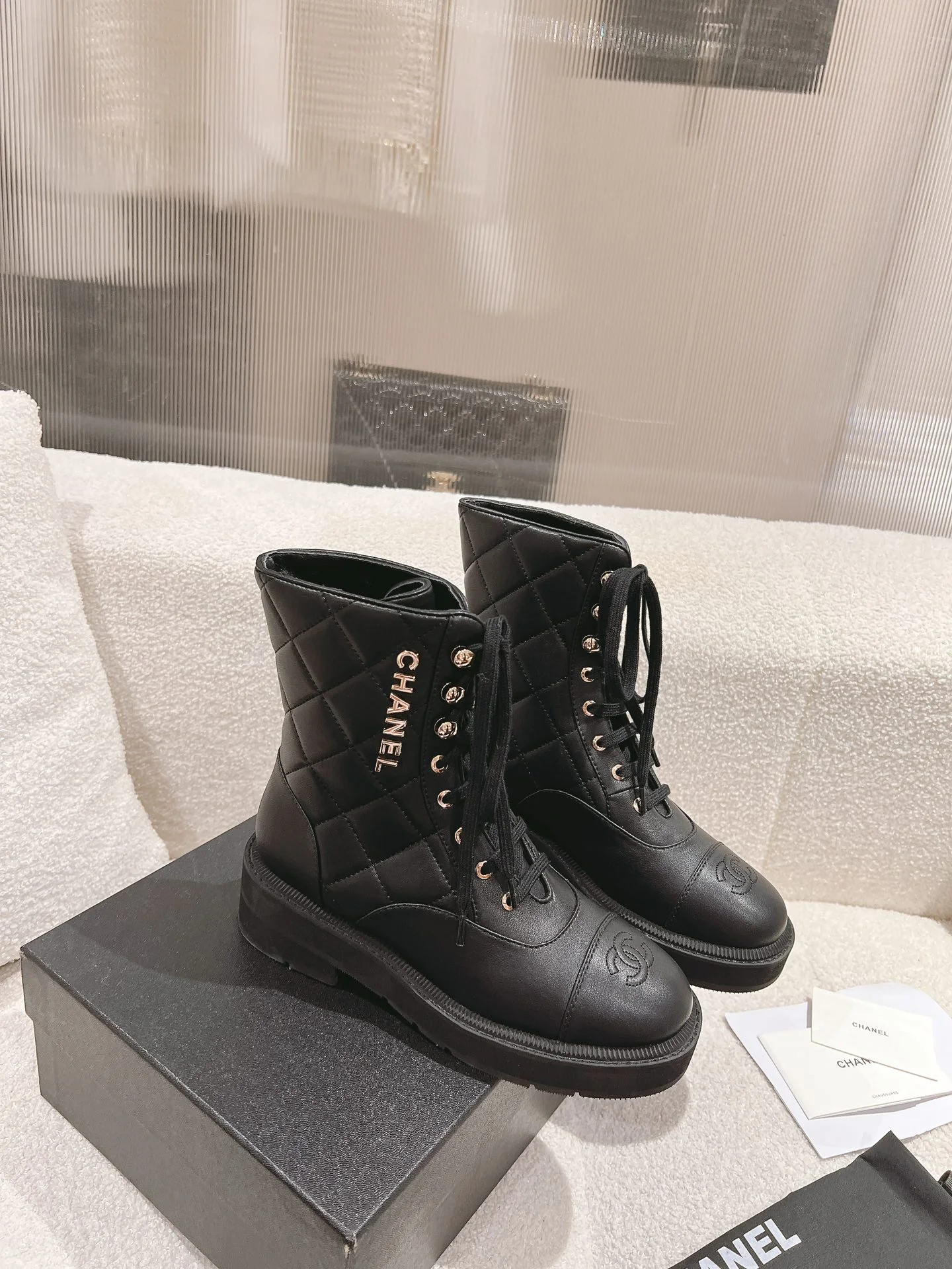 Ботильоны Chanel 2024 в клетку с цветовыми блоками - черные