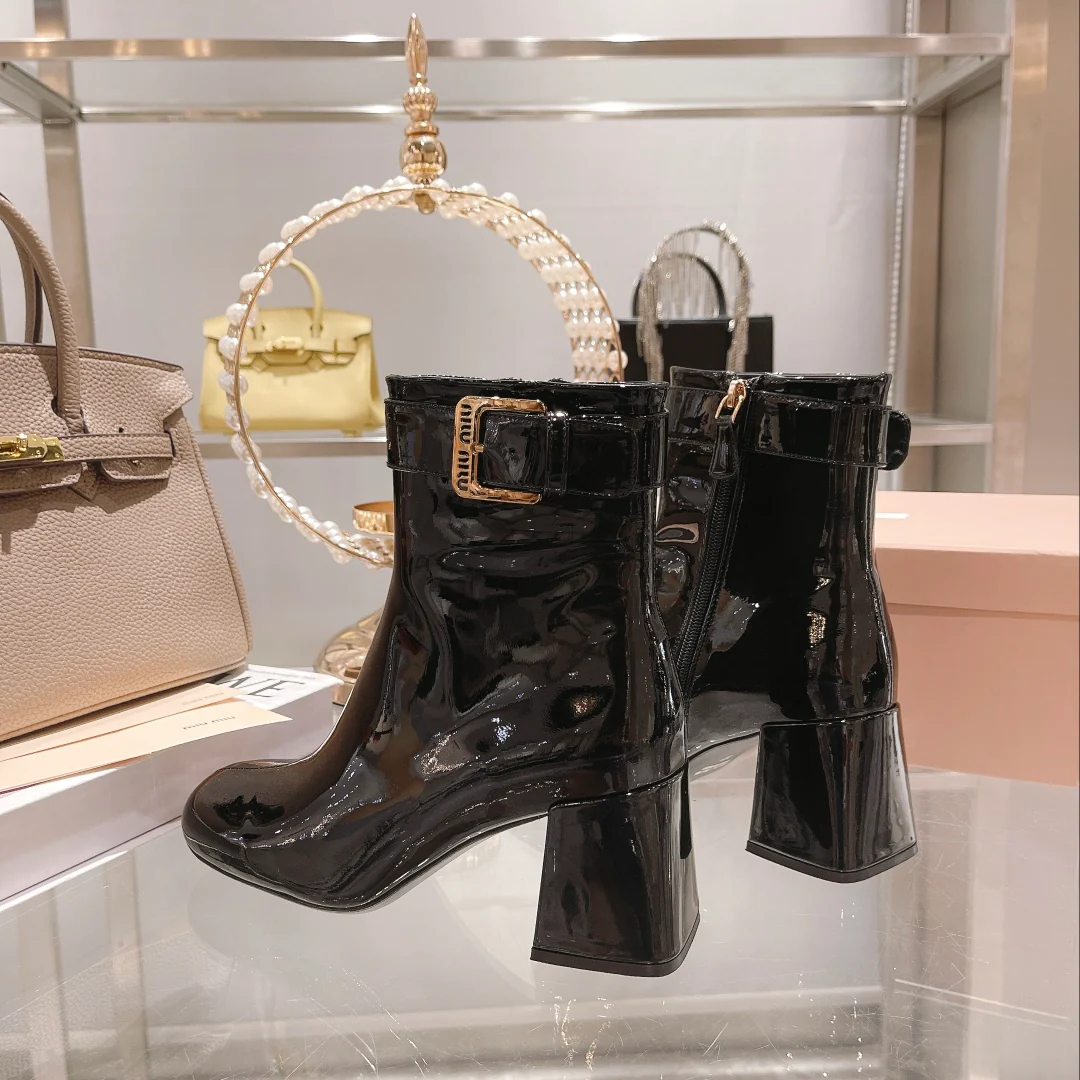 Новинка осенне-зимней коллекции Miu Miu 2022 — Ботинки на массивном каблуке из лакированной кожи — Черные