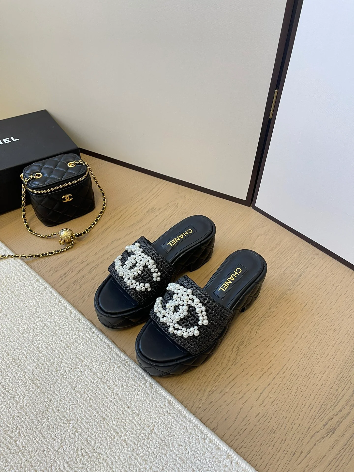 Сандалии Chanel 2024 на платформе с жемчужным принтом - черные