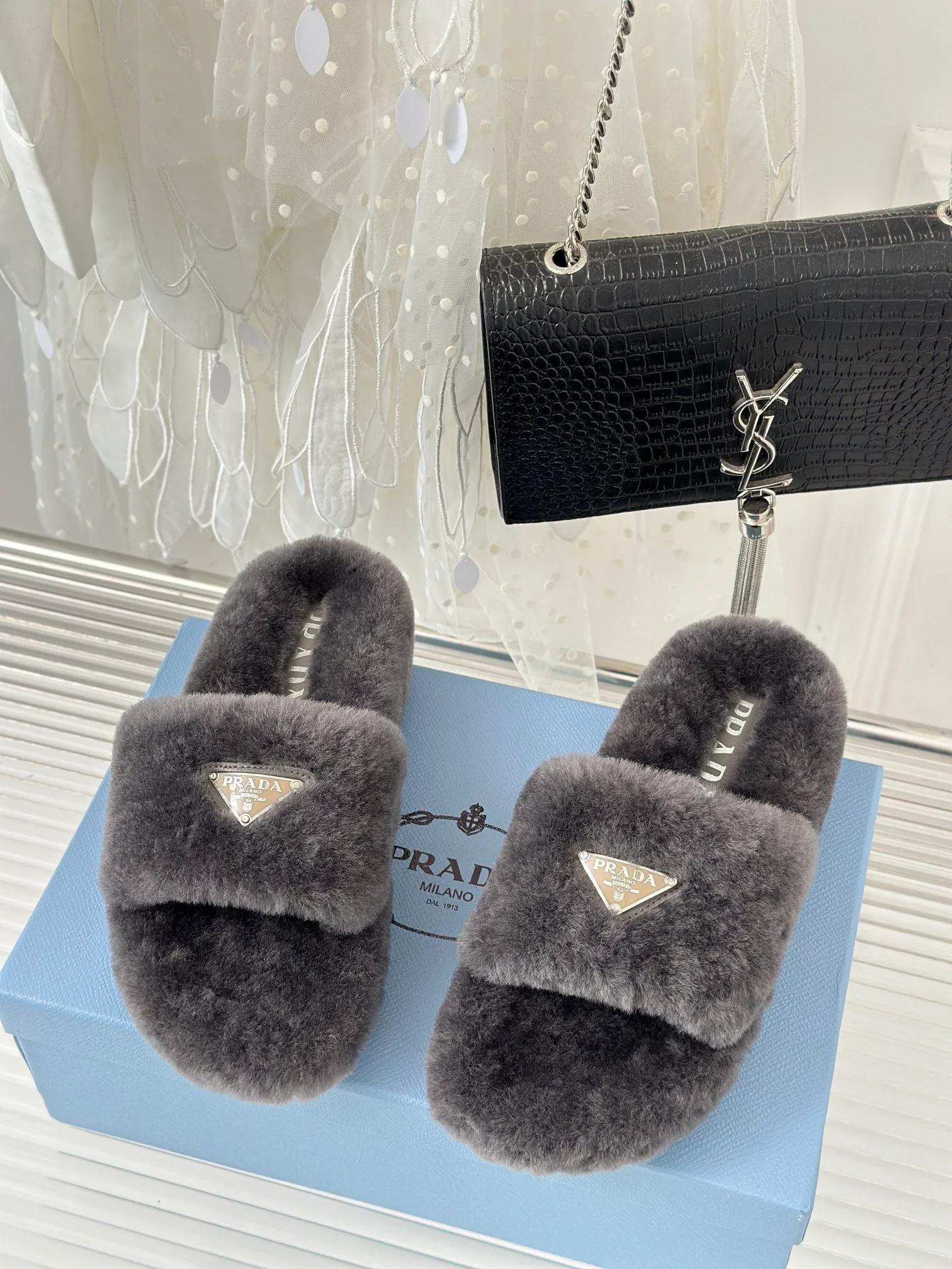 Новинка сезона осень/зима 2023 от Prada - Шерстяные тапочки - Железно-серый