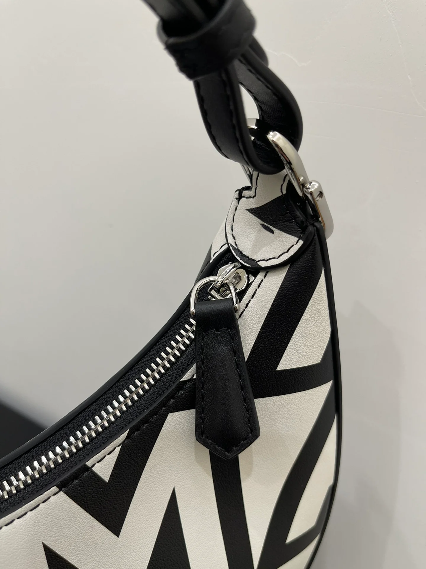 Сумка Fendi Praphy Crescent Moon через плечо — маленькая — черно-белая коллаборация.