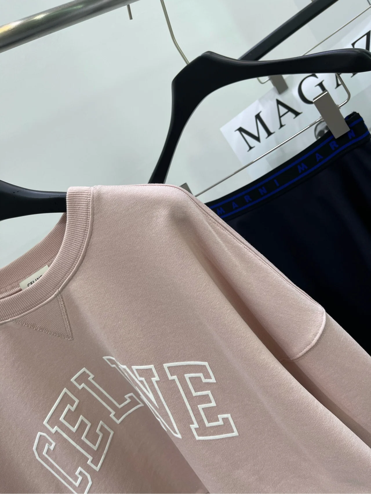 Celine-2403 Розовая флокированная футболка с круглым вырезом и буквами для колледжа