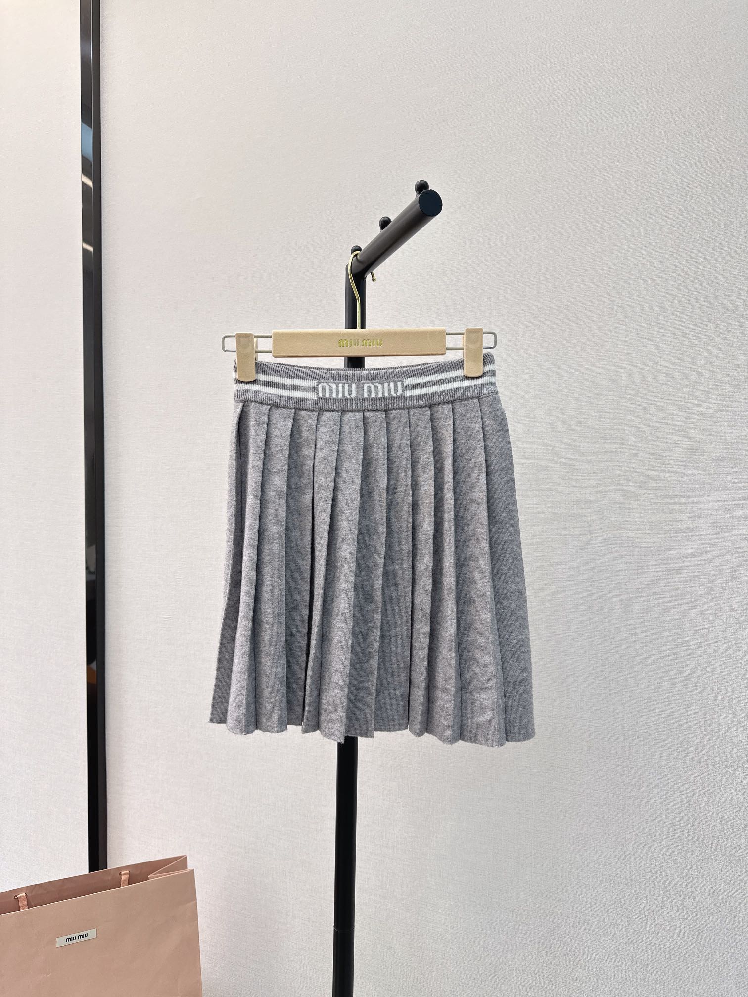 Miu Miu - 2404 - Новинка сезона весна/лето: Классический пуловер с круглым вырезом - Плиссированная юбка - Серый