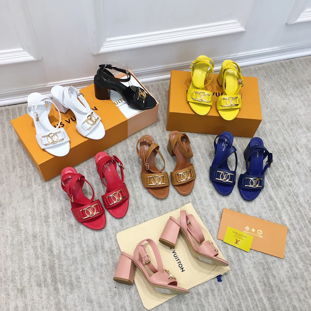 Изображение коллекции сандалий LV на плоской подошве и массивном каблуке.