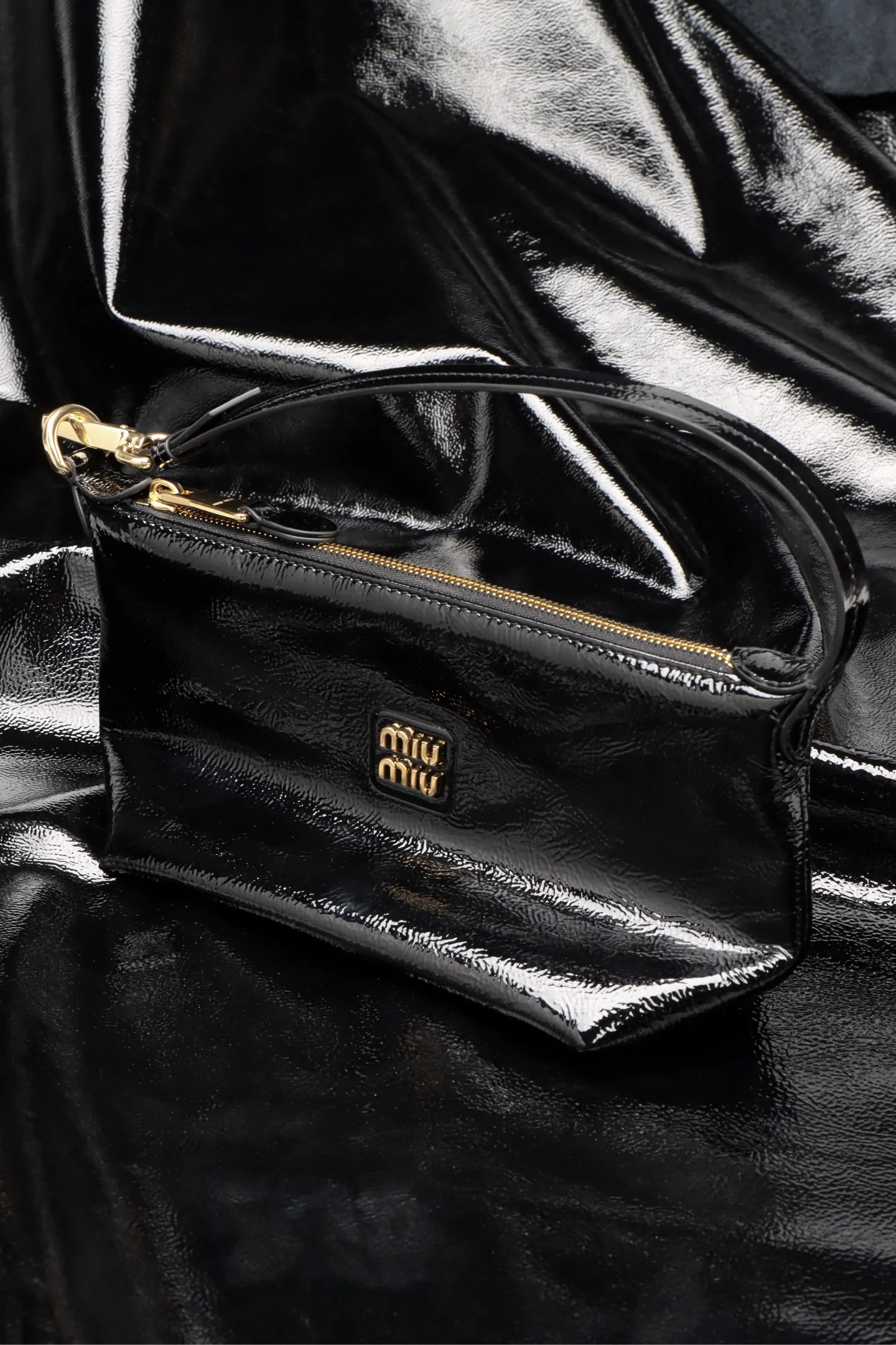 Косметичка/ланч-бокс Miu Miu из лакированной кожи — материал и качество изготовления.