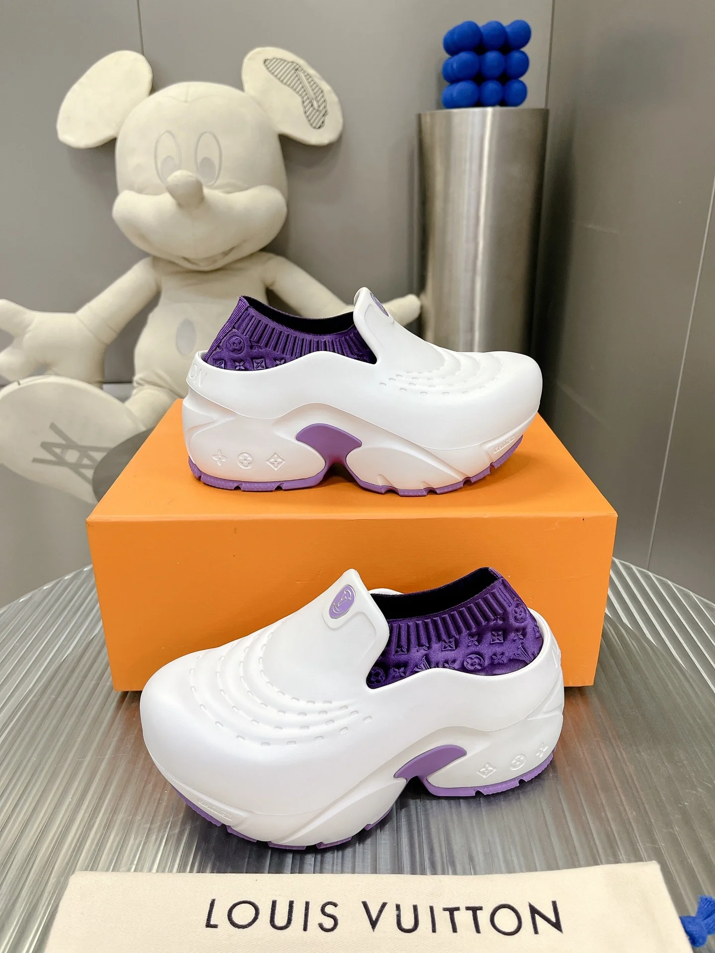 Обувь с показа мод LV 2023 - Crocs в форме акулы - бело-фиолетовая