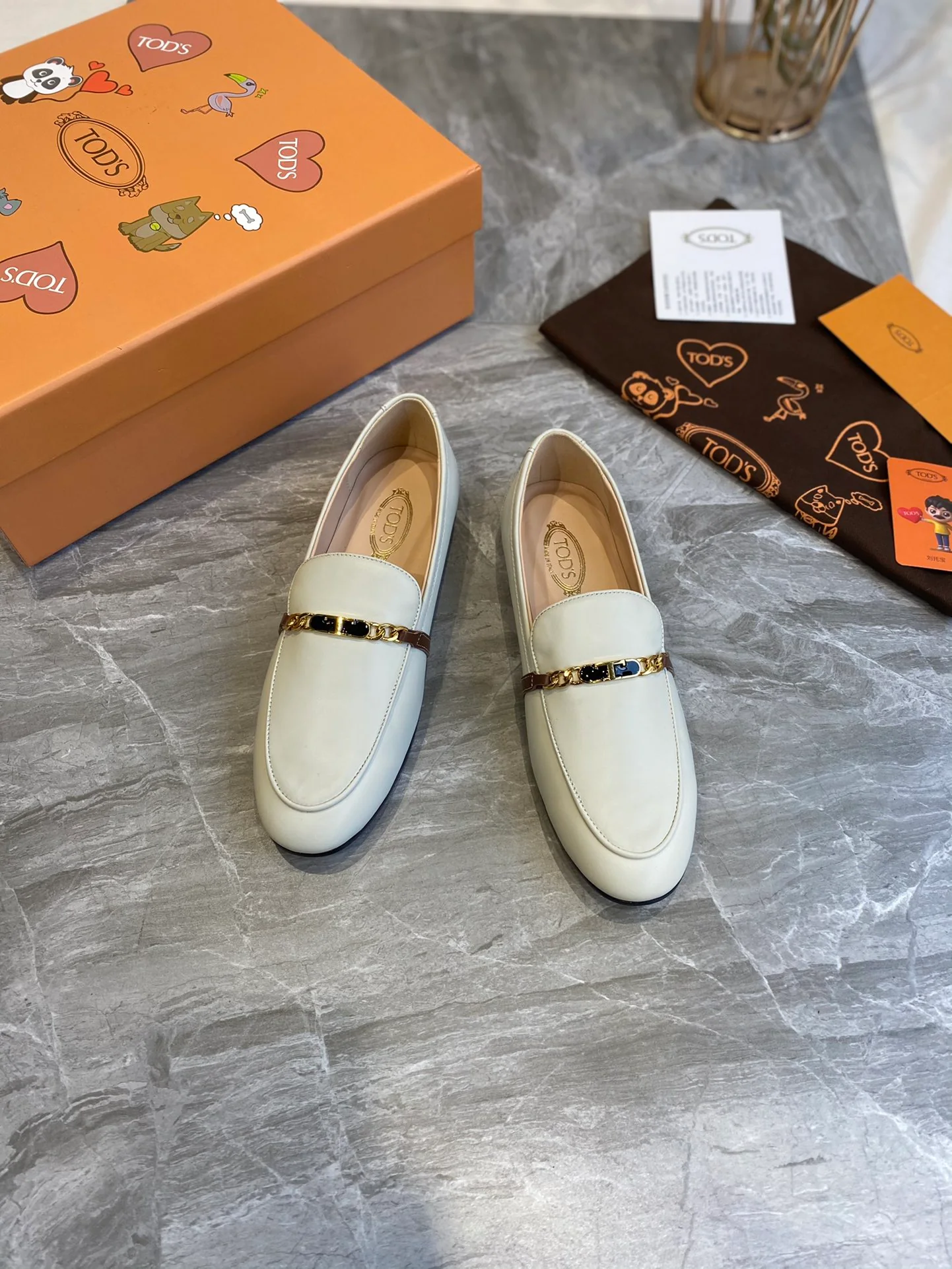 Tods - Сдержанные лоферы с тонкой цепочкой - 2