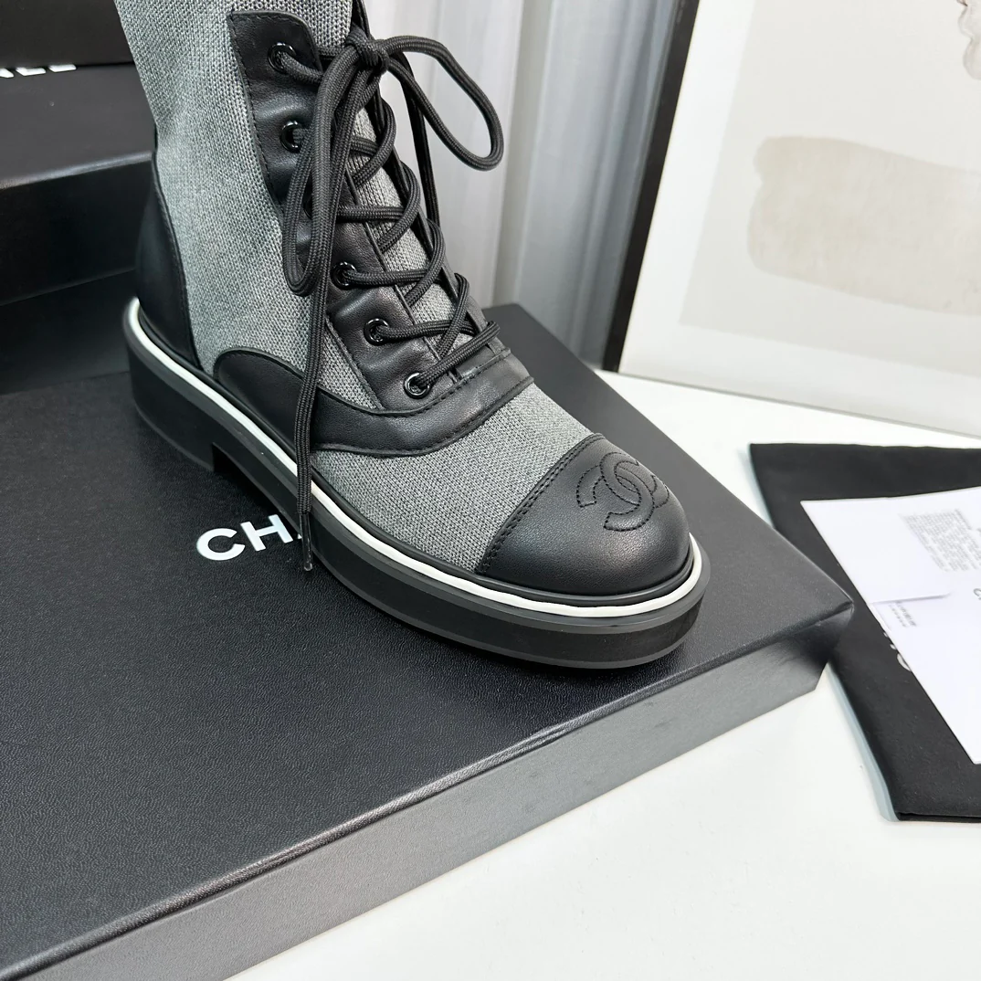 Новинка сезона осень/зима 2023 от Chanel - Ботильоны-носки - Серые