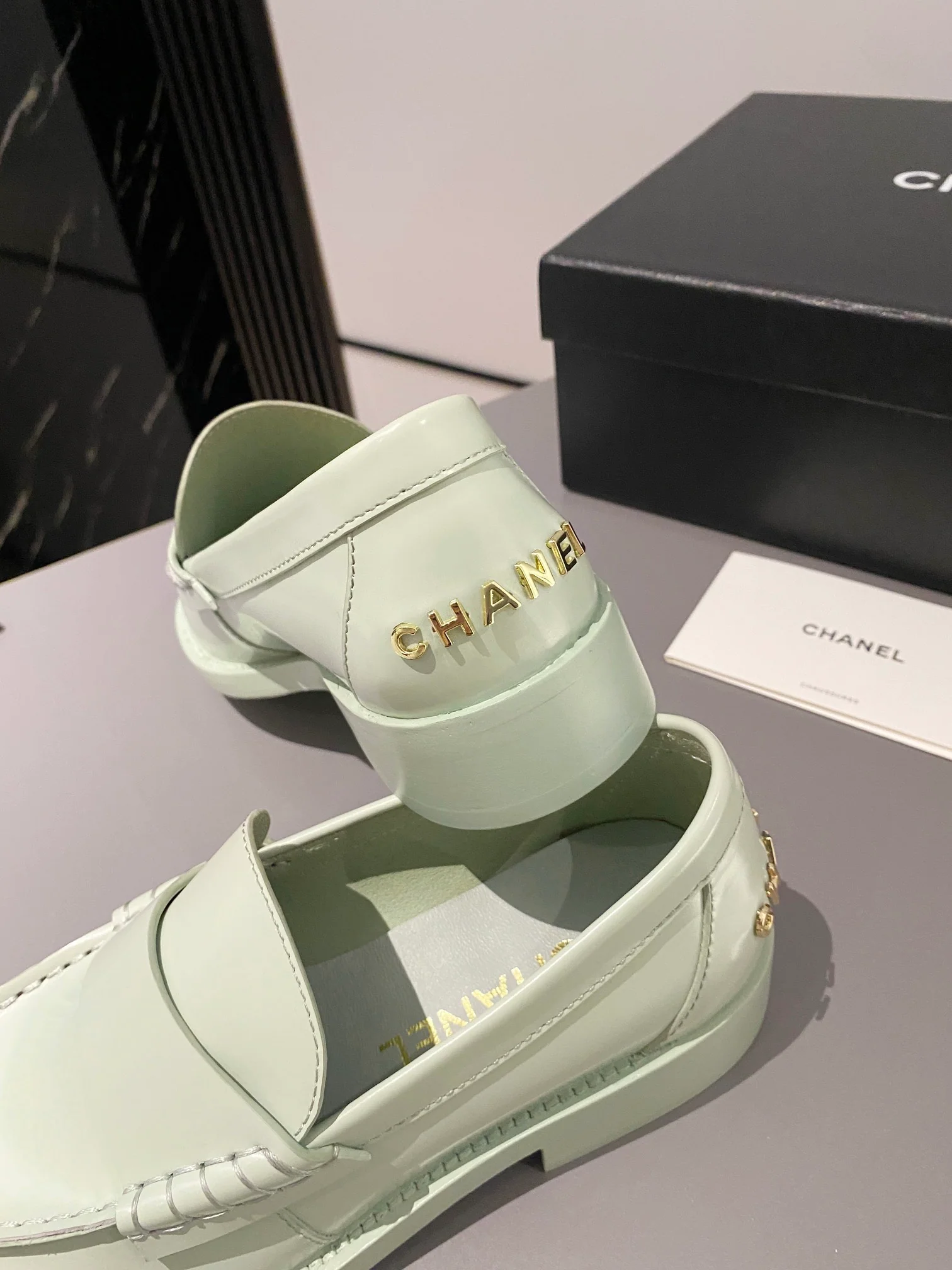 Новинка осенней коллекции Chanel 2023 — Лоферы — Светло-зеленые